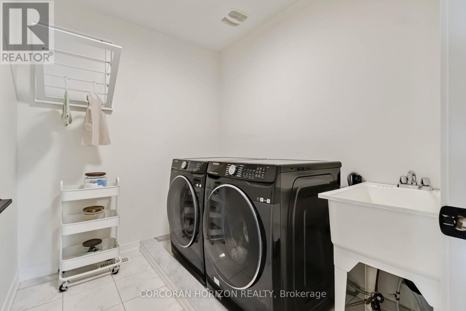 81 Dundonald Trail, Newmarket, ON - Indoor Photo Showing Laundry Room