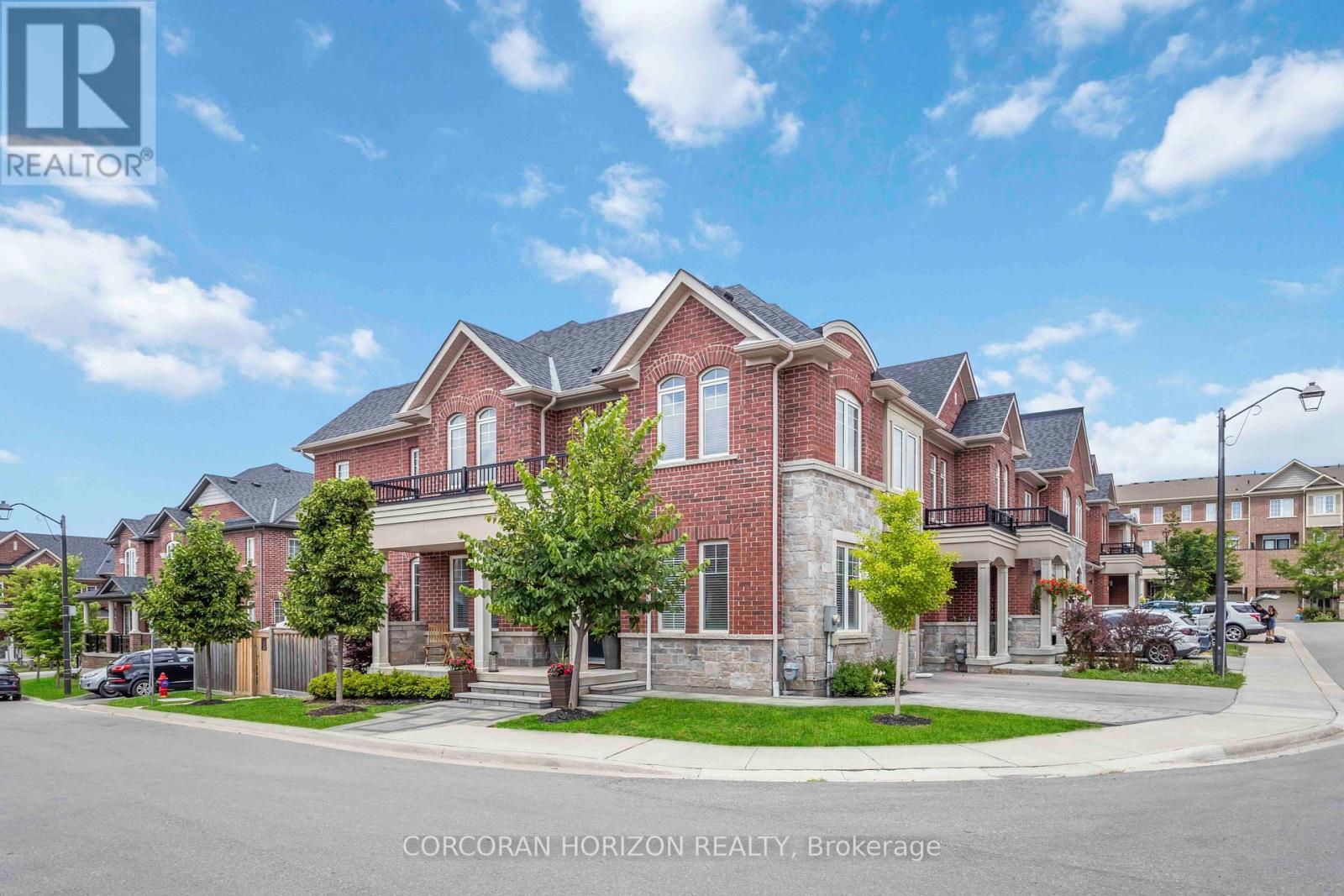 81 Dundonald Trail, Newmarket, ON - Outdoor With Facade