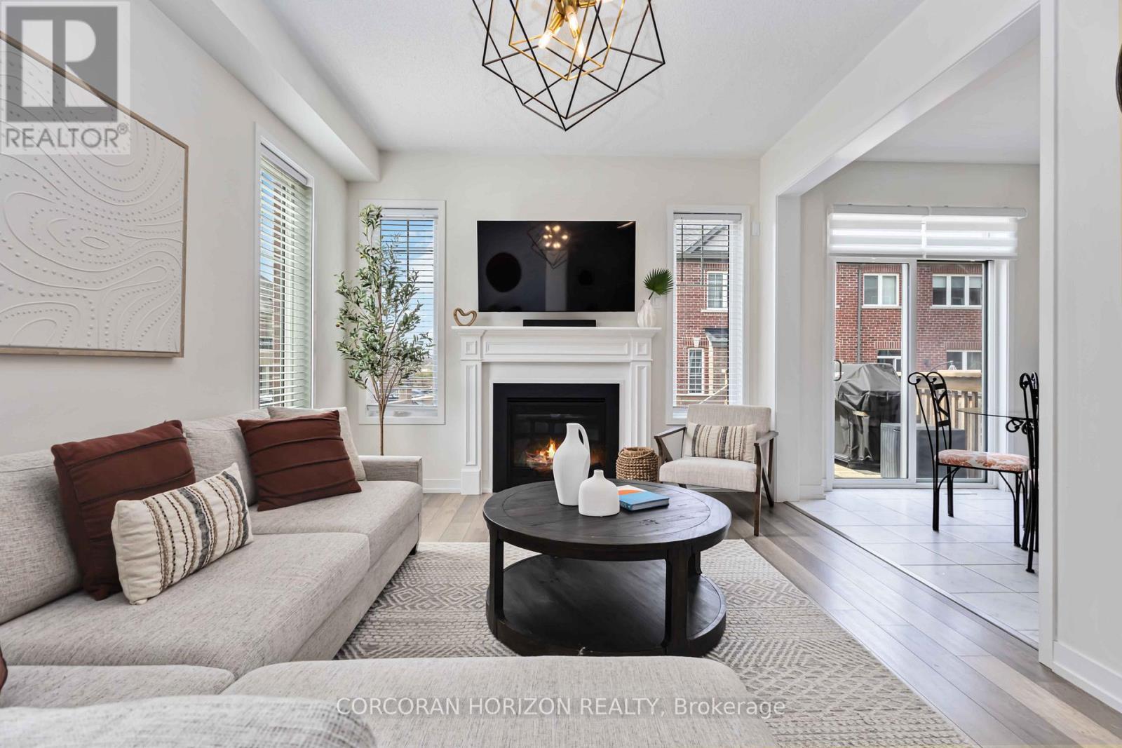 81 Dundonald Trail, Newmarket, ON - Indoor Photo Showing Living Room With Fireplace