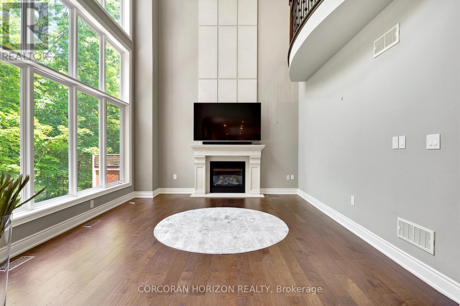 8 - 258 Edgewater Crescent, Kitchener, ON - Indoor Photo Showing Living Room With Fireplace