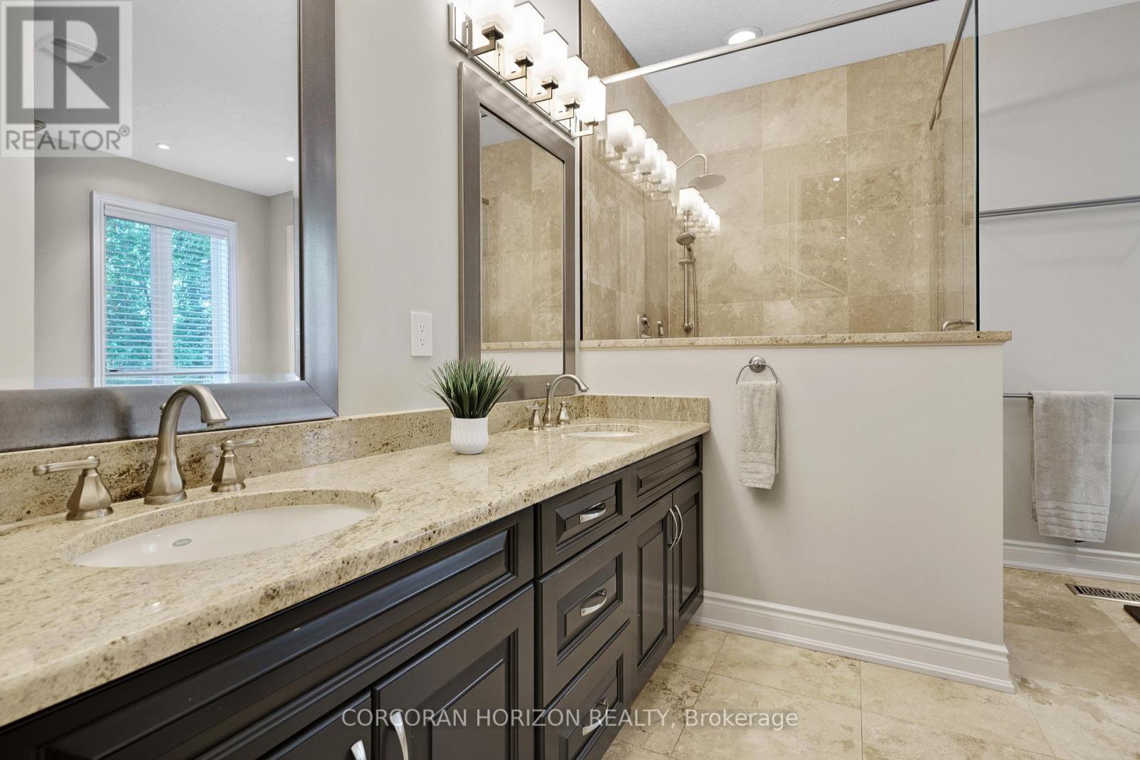 8 - 258 Edgewater Crescent, Kitchener, ON - Indoor Photo Showing Bathroom