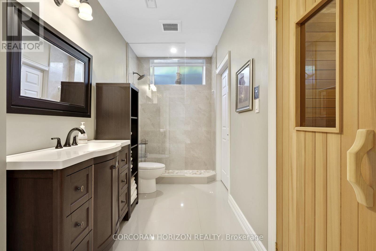 8 - 258 Edgewater Crescent, Kitchener, ON - Indoor Photo Showing Bathroom