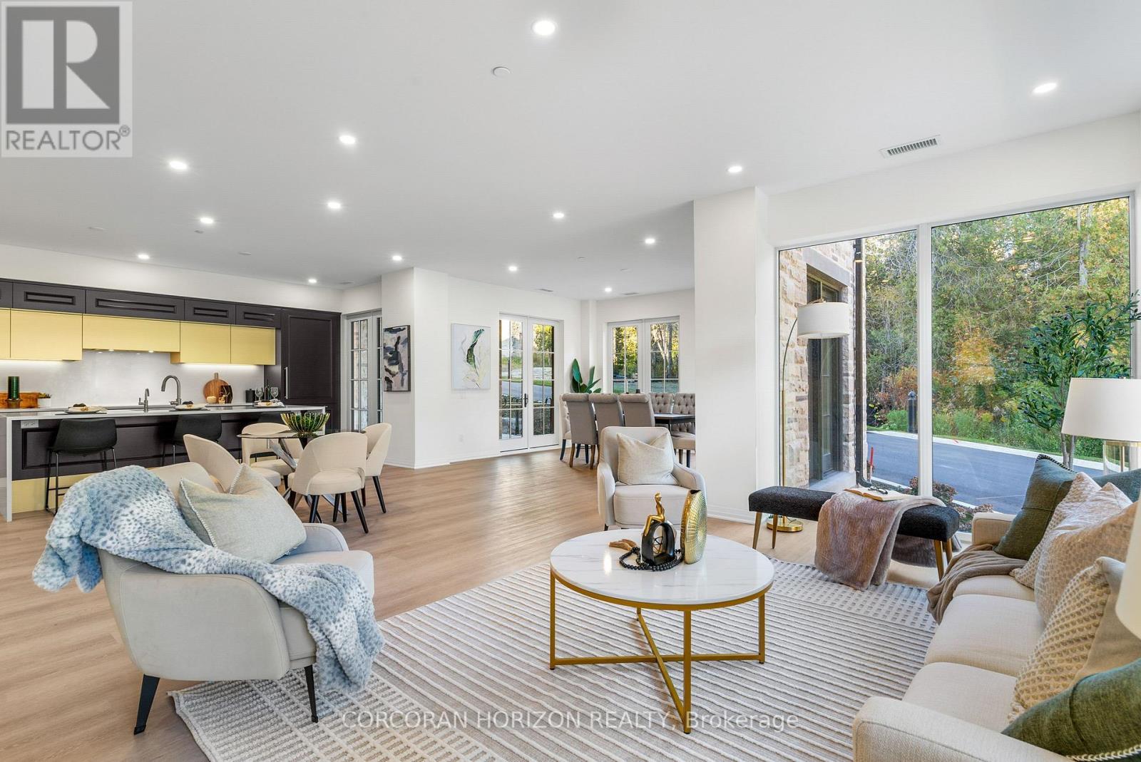 32 - 6523 Wellington 7 Road, Centre Wellington, ON - Indoor Photo Showing Living Room
