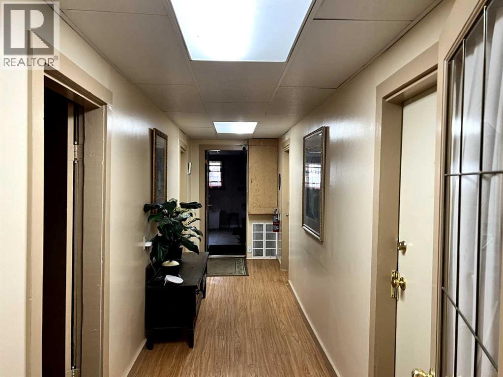 Main floor hallway - 5013 50 Avenue, Valleyview, AB