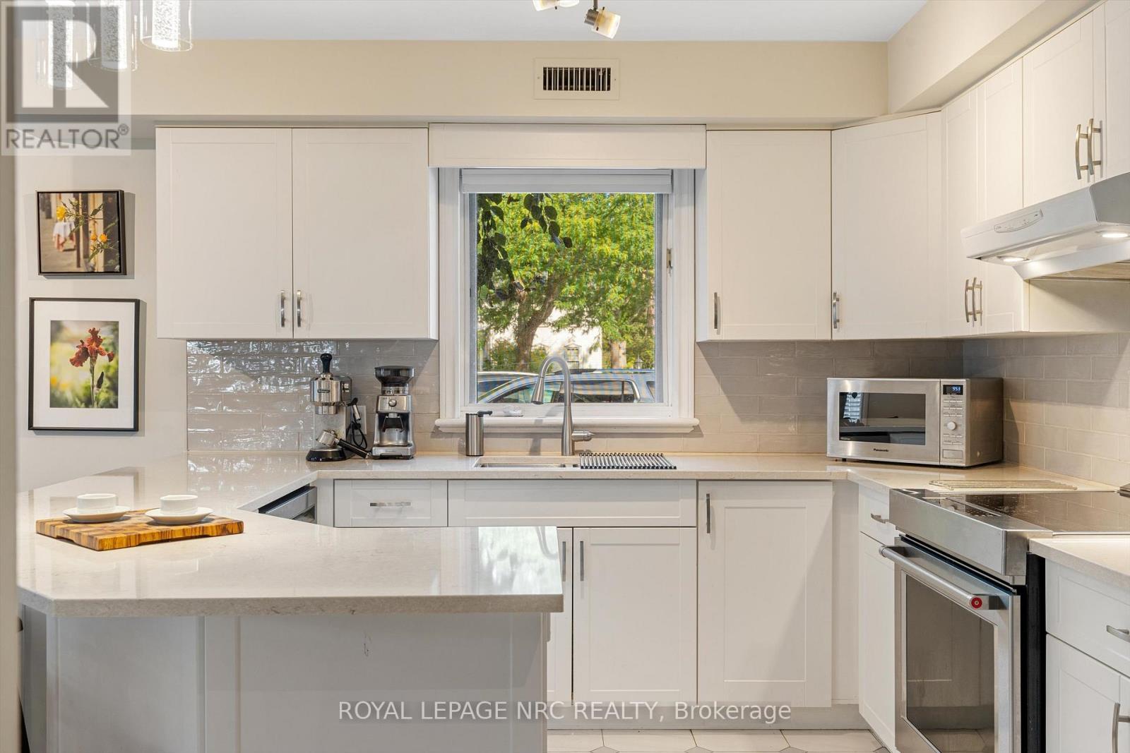101 - 55 Main Street, St. Catharines (Port Dalhousie), ON - Indoor Photo Showing Kitchen With Double Sink
