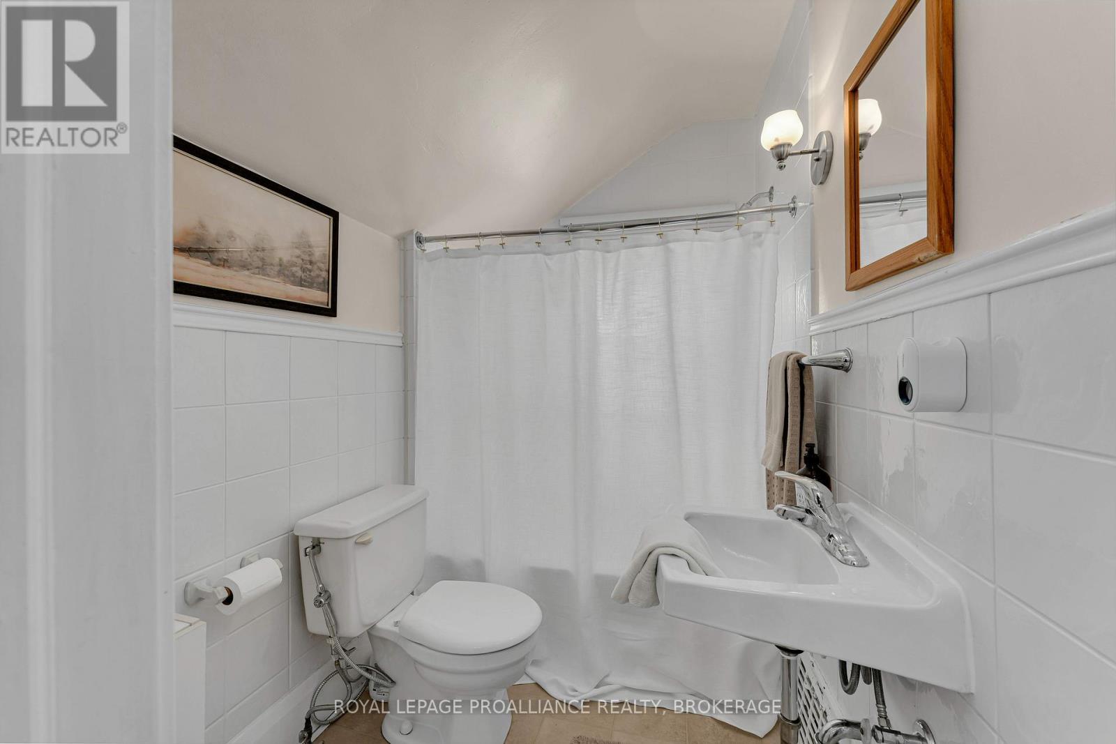 32 Livingston Avenue, Kingston (Central City East), ON - Indoor Photo Showing Bathroom
