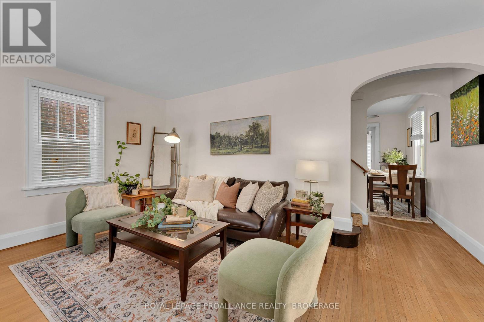 32 Livingston Avenue, Kingston (Central City East), ON - Indoor Photo Showing Living Room