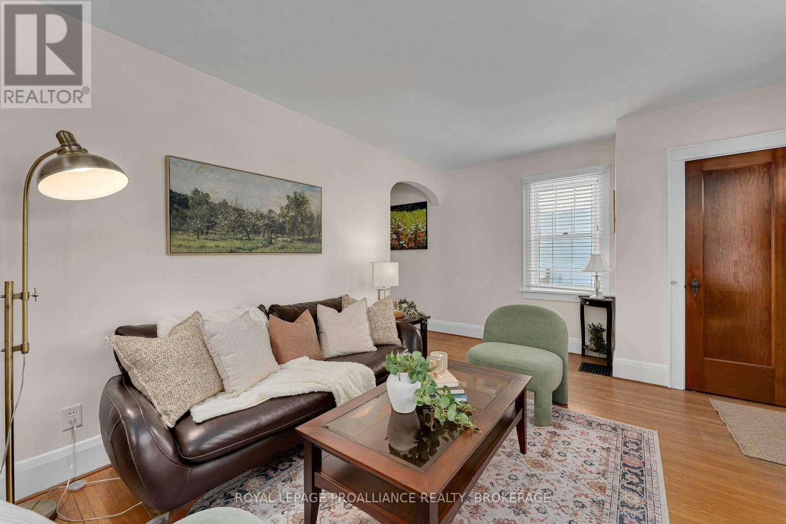 32 Livingston Avenue, Kingston (Central City East), ON - Indoor Photo Showing Living Room