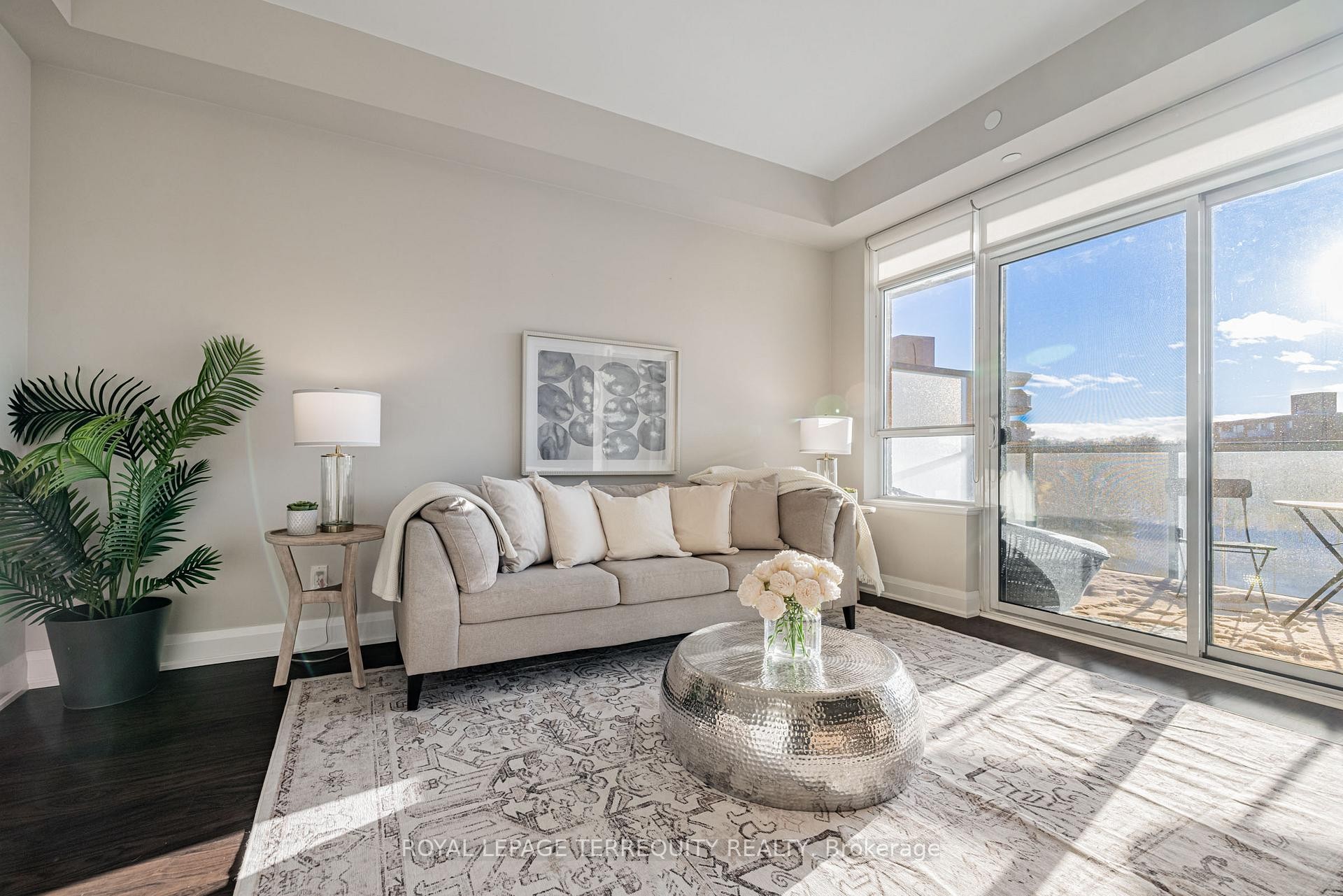 401-35 Fontenay Court, Toronto, ON - Indoor Photo Showing Living Room