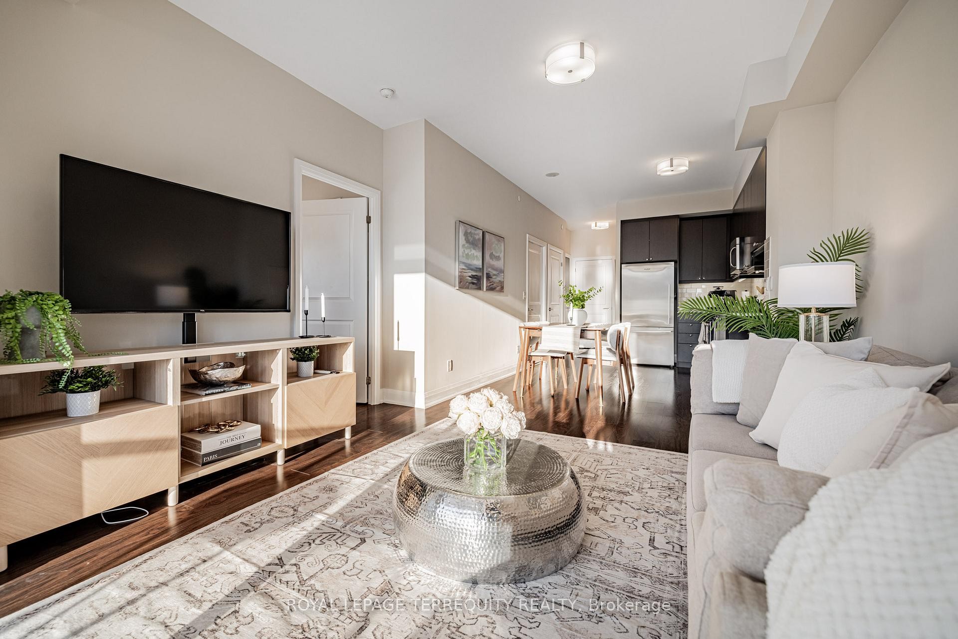 401-35 Fontenay Court, Toronto, ON - Indoor Photo Showing Living Room
