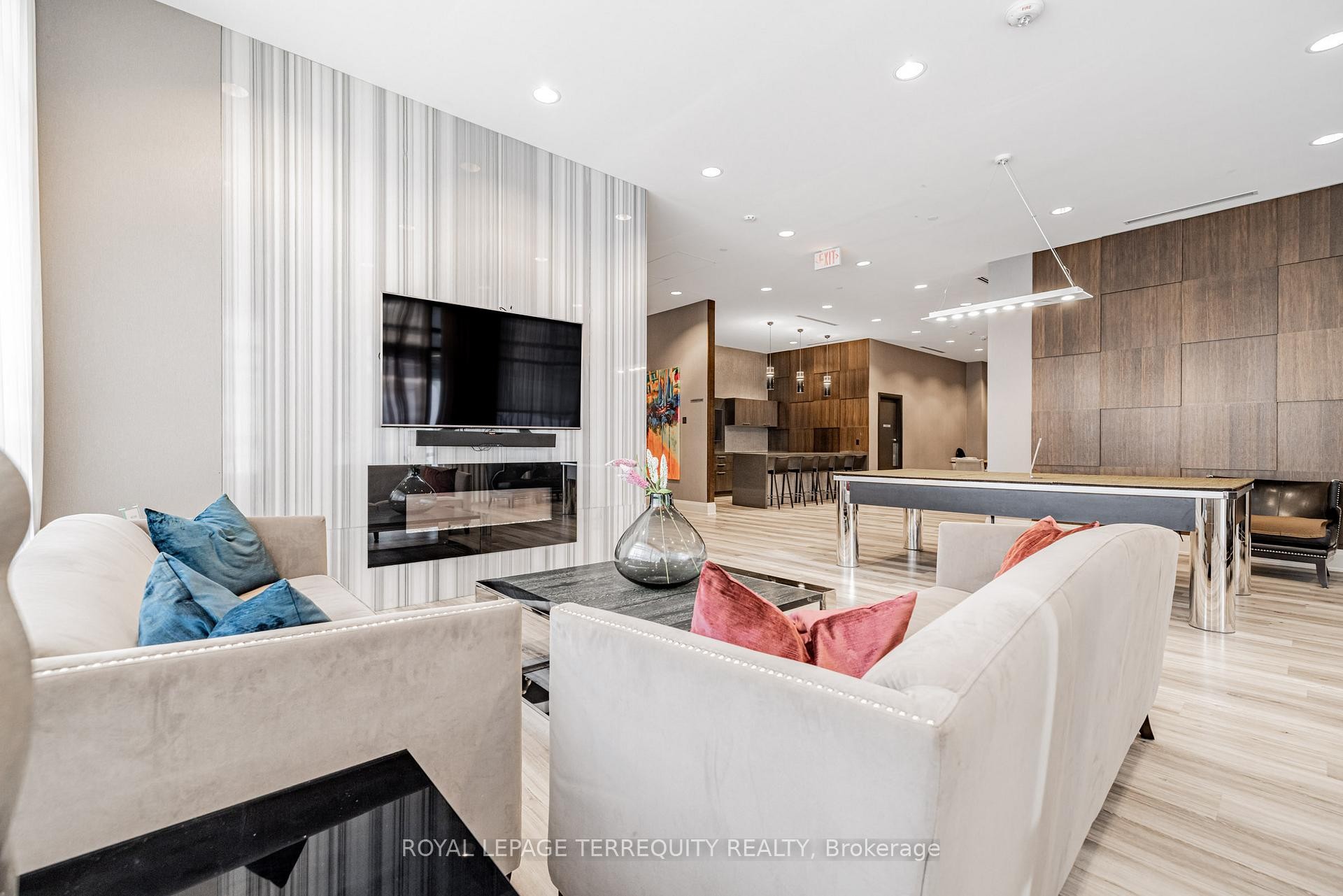 401-35 Fontenay Court, Toronto, ON - Indoor Photo Showing Living Room