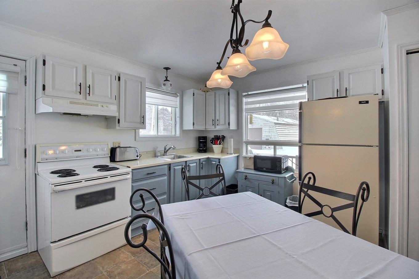 Cuisine - 116 Ch. Des Pins, Lambton, QC - Indoor Photo Showing Kitchen