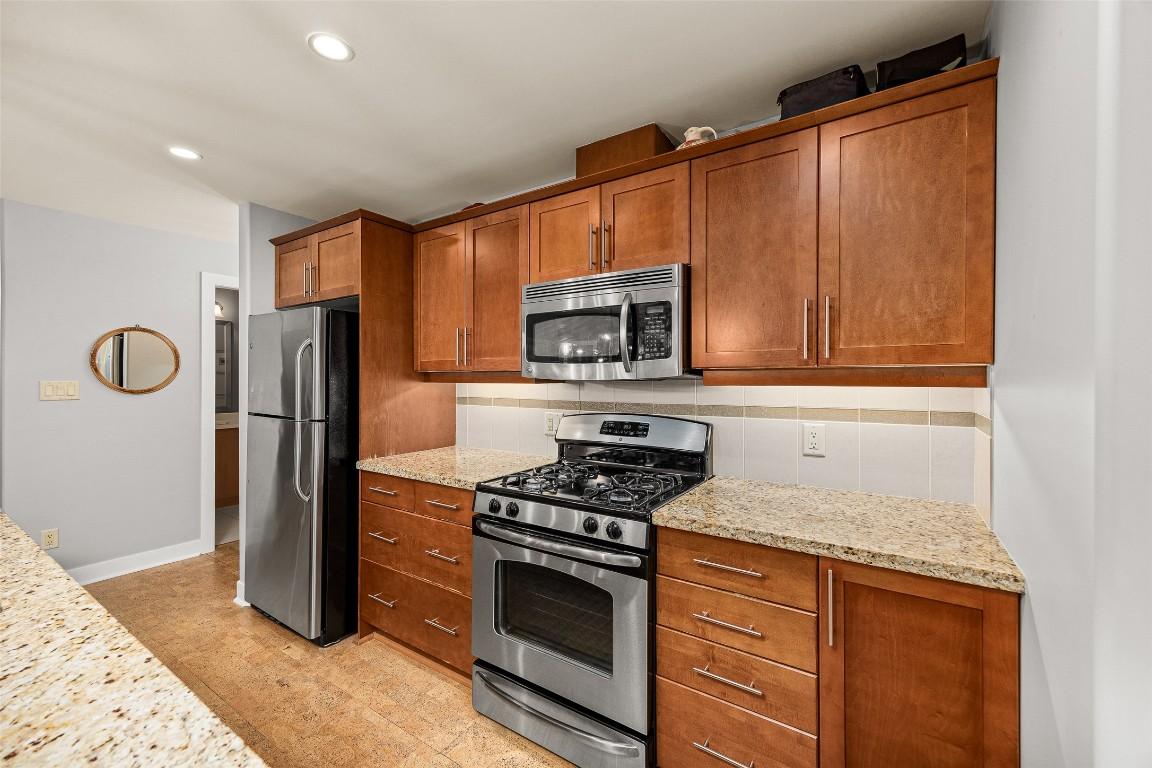 504-1160 Bernard Avenue, Kelowna, BC - Indoor Photo Showing Kitchen