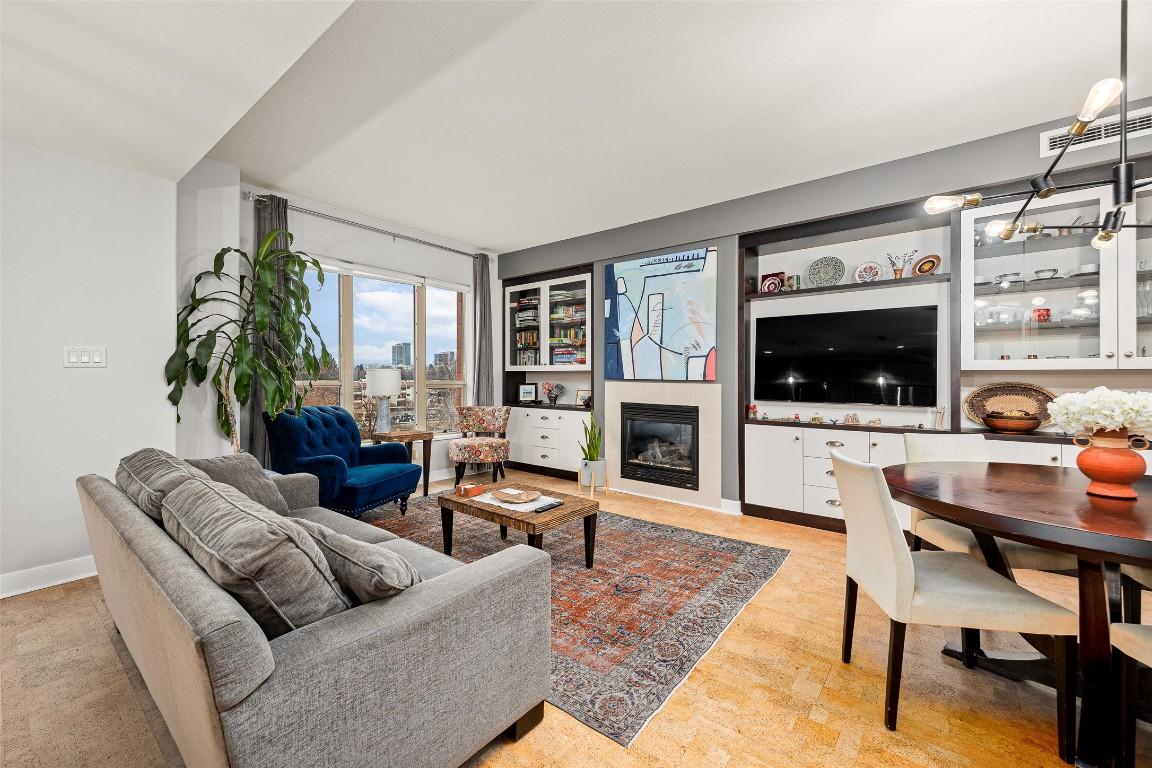 504-1160 Bernard Avenue, Kelowna, BC - Indoor Photo Showing Living Room With Fireplace