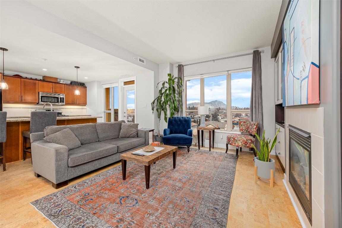 504-1160 Bernard Avenue, Kelowna, BC - Indoor Photo Showing Living Room With Fireplace
