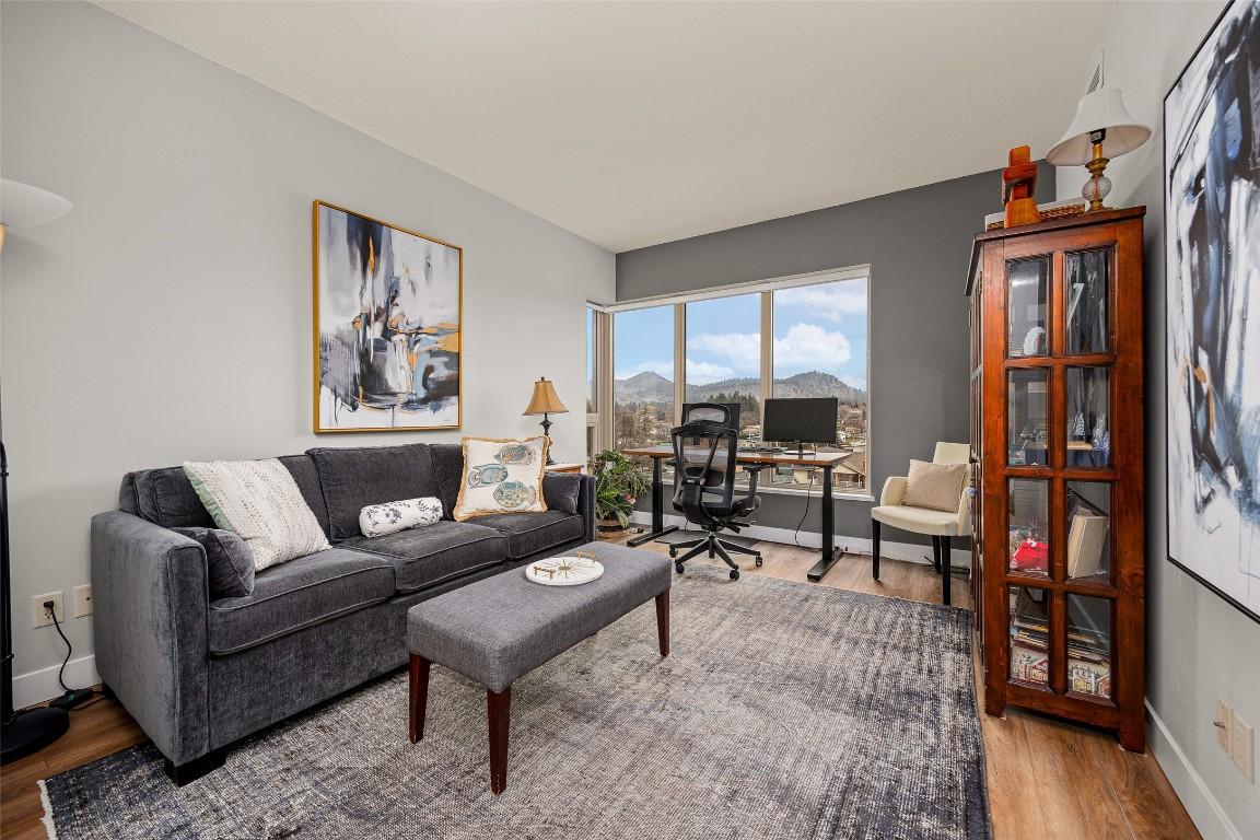 504-1160 Bernard Avenue, Kelowna, BC - Indoor Photo Showing Living Room