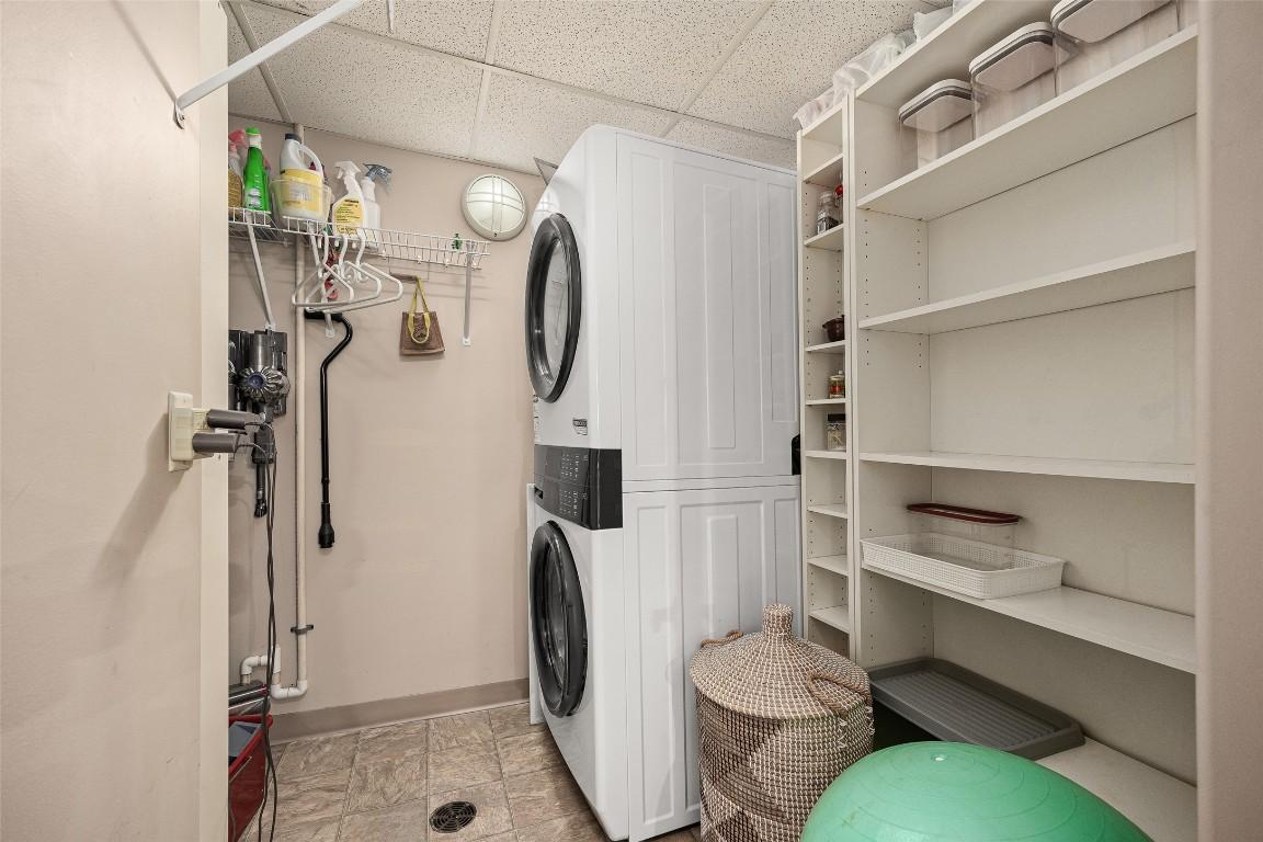 504-1160 Bernard Avenue, Kelowna, BC - Indoor Photo Showing Laundry Room