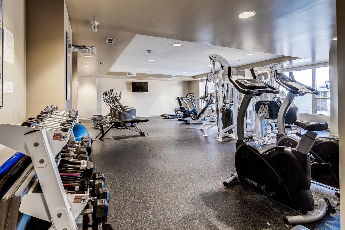 504-1160 Bernard Avenue, Kelowna, BC - Indoor Photo Showing Gym Room