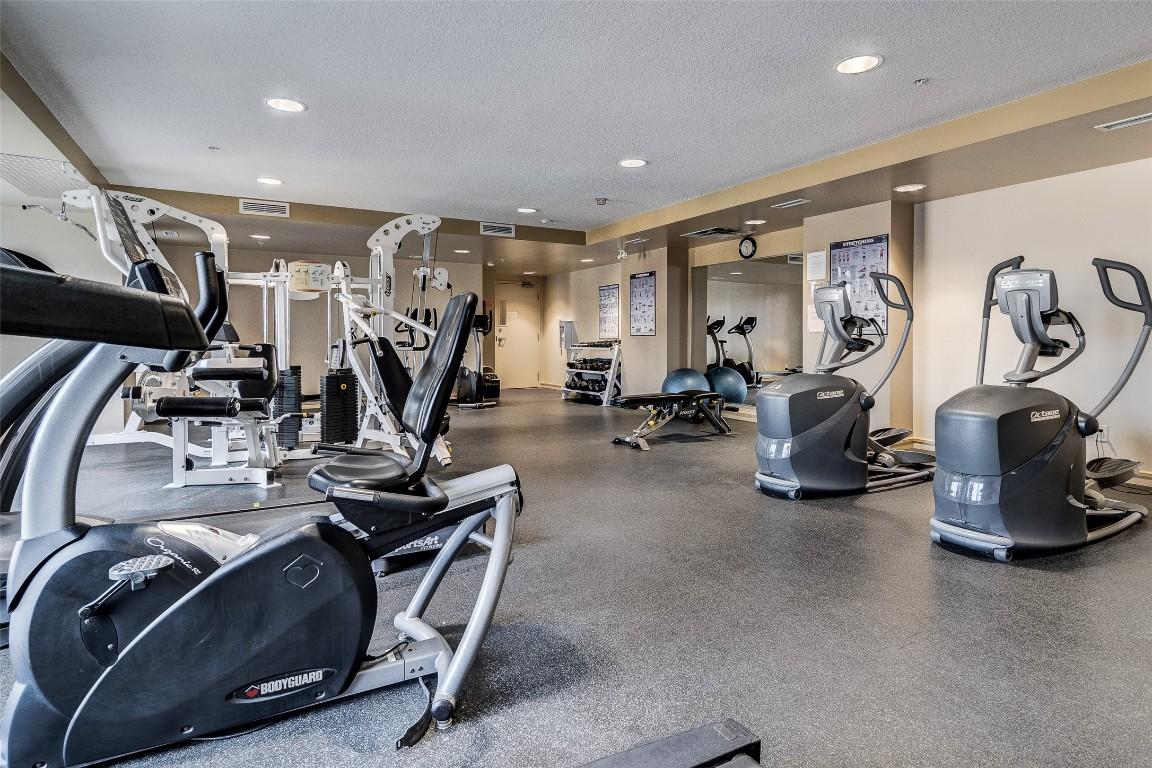 504-1160 Bernard Avenue, Kelowna, BC - Indoor Photo Showing Gym Room