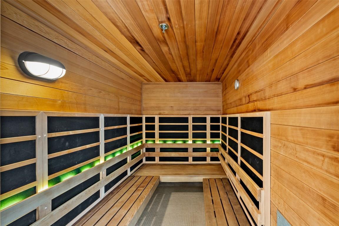 504-1160 Bernard Avenue, Kelowna, BC - Indoor