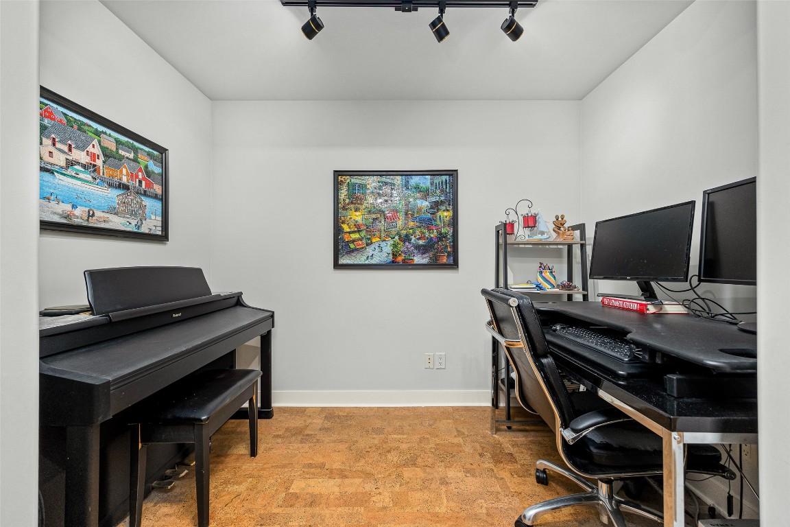 504-1160 Bernard Avenue, Kelowna, BC - Indoor Photo Showing Office