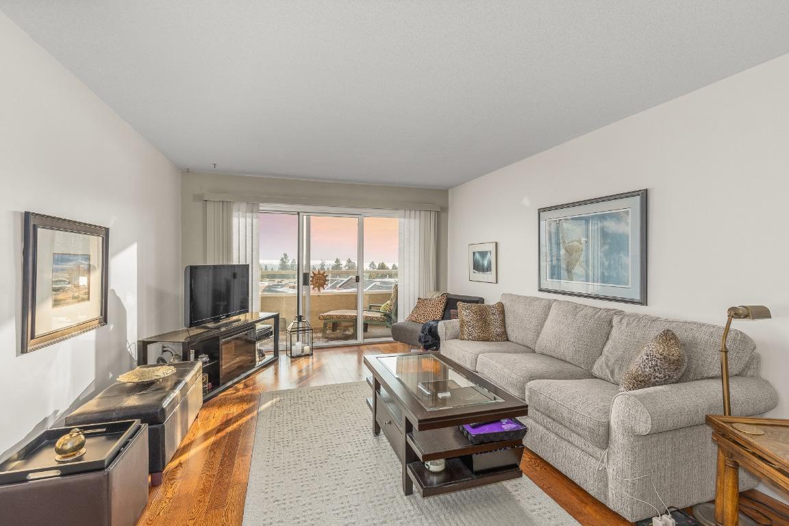 106-3815 Brown Road, West Kelowna, BC - Indoor Photo Showing Living Room