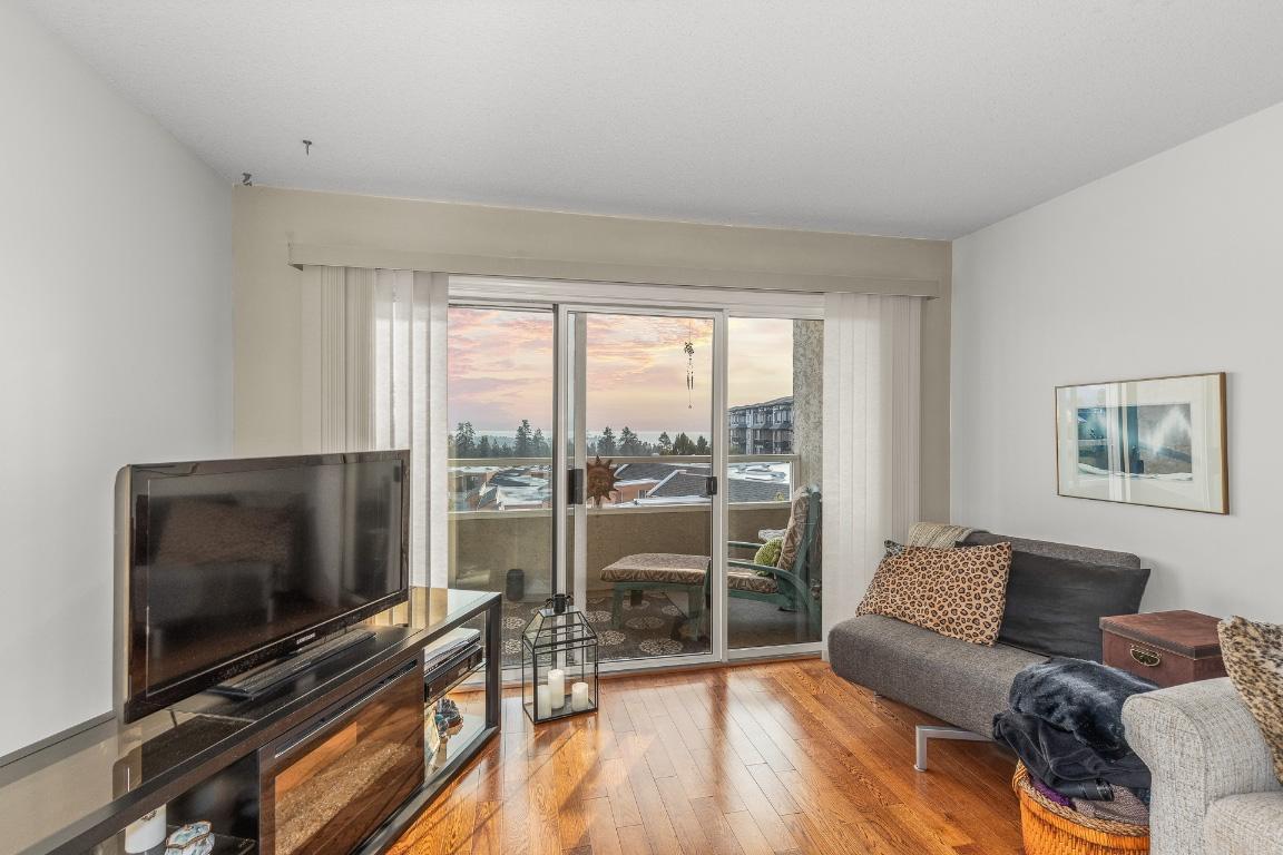 106-3815 Brown Road, West Kelowna, BC - Indoor Photo Showing Living Room