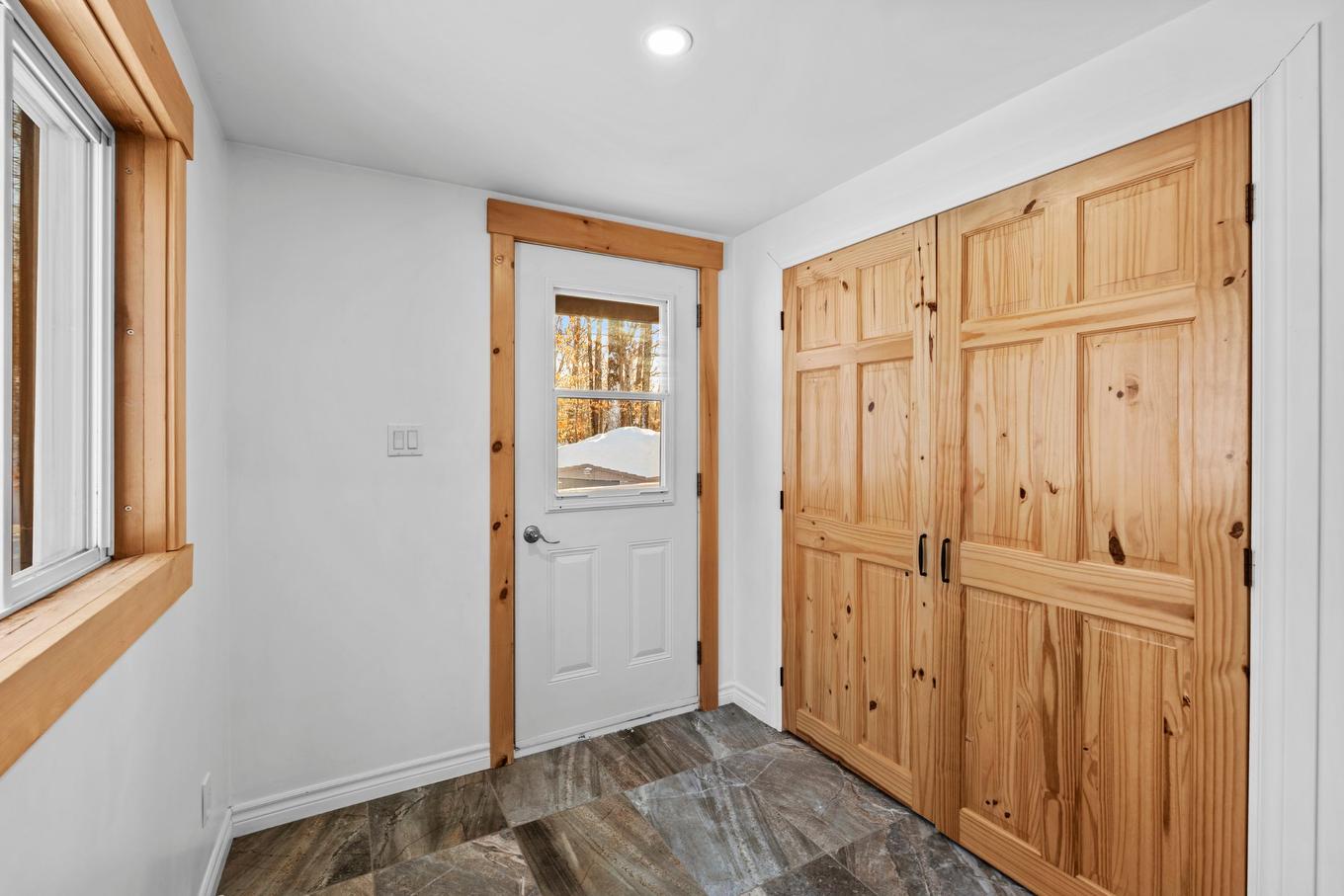 Hall d'entrée/Vestibule - 50 Ch. Lobel, Brownsburg-Chatham, QC - Indoor Photo Showing Other Room