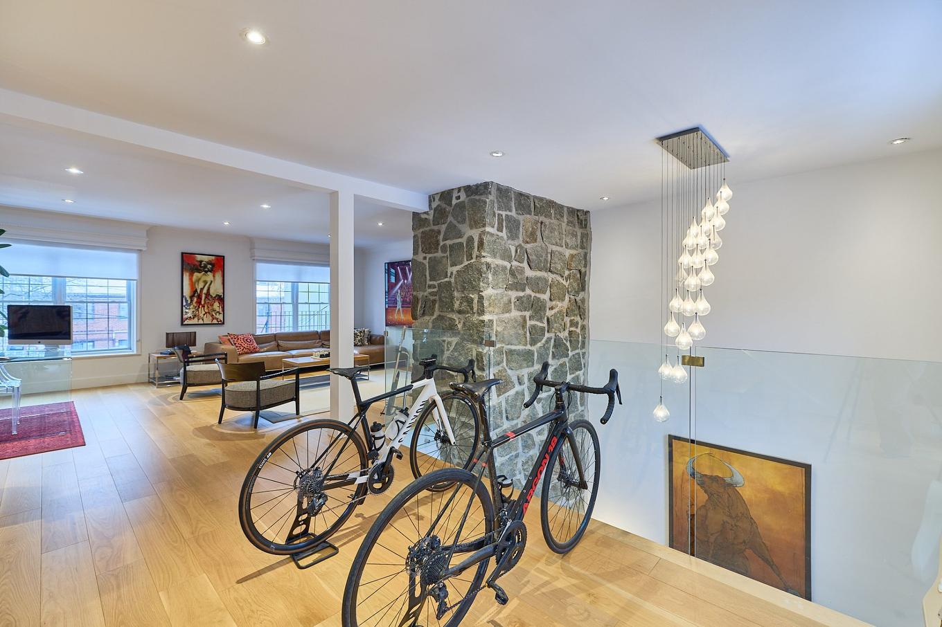 Den - 737Z - 739Z Rue De Versailles, Montréal (Ville-Marie), QC