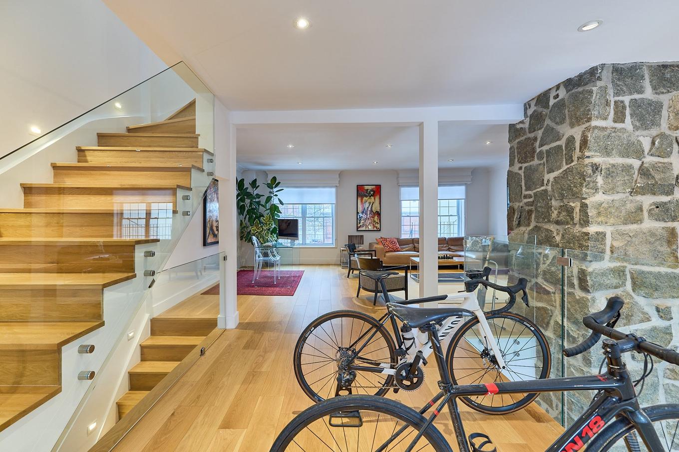 Den - 737Z - 739Z Rue De Versailles, Montréal (Ville-Marie), QC