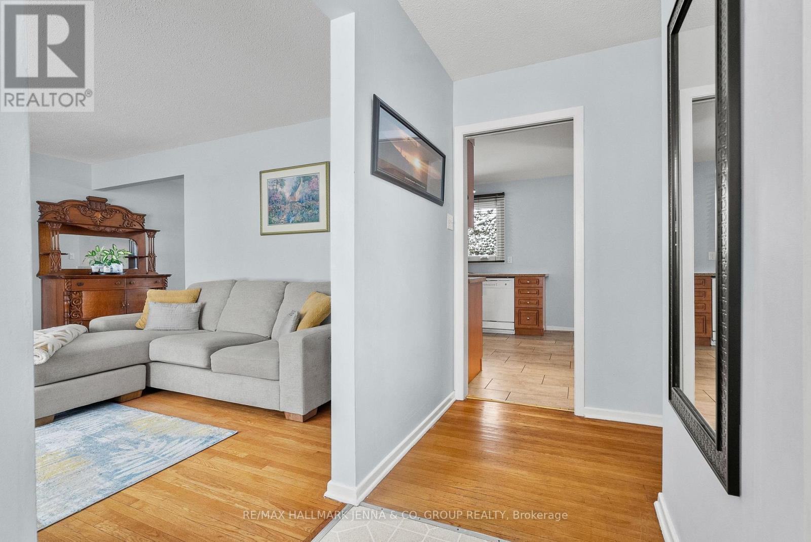 11 Tripp Crescent, Ottawa, ON - Indoor Photo Showing Living Room