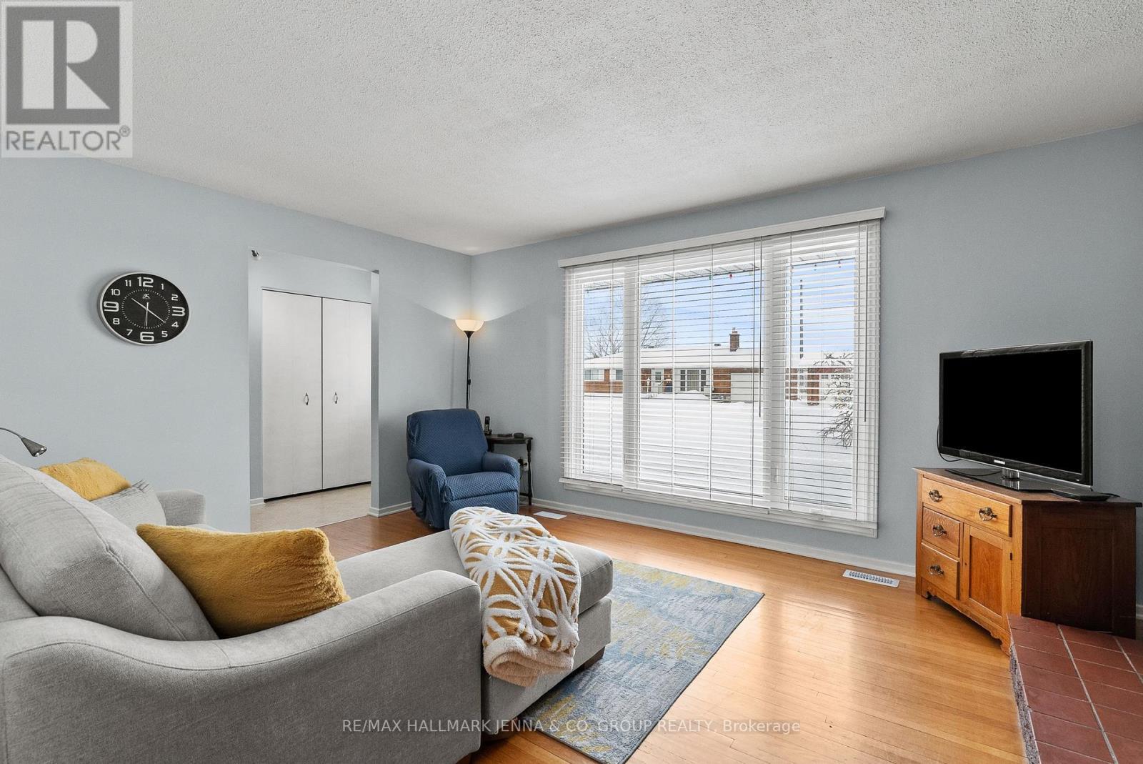 11 Tripp Crescent, Ottawa, ON - Indoor Photo Showing Living Room