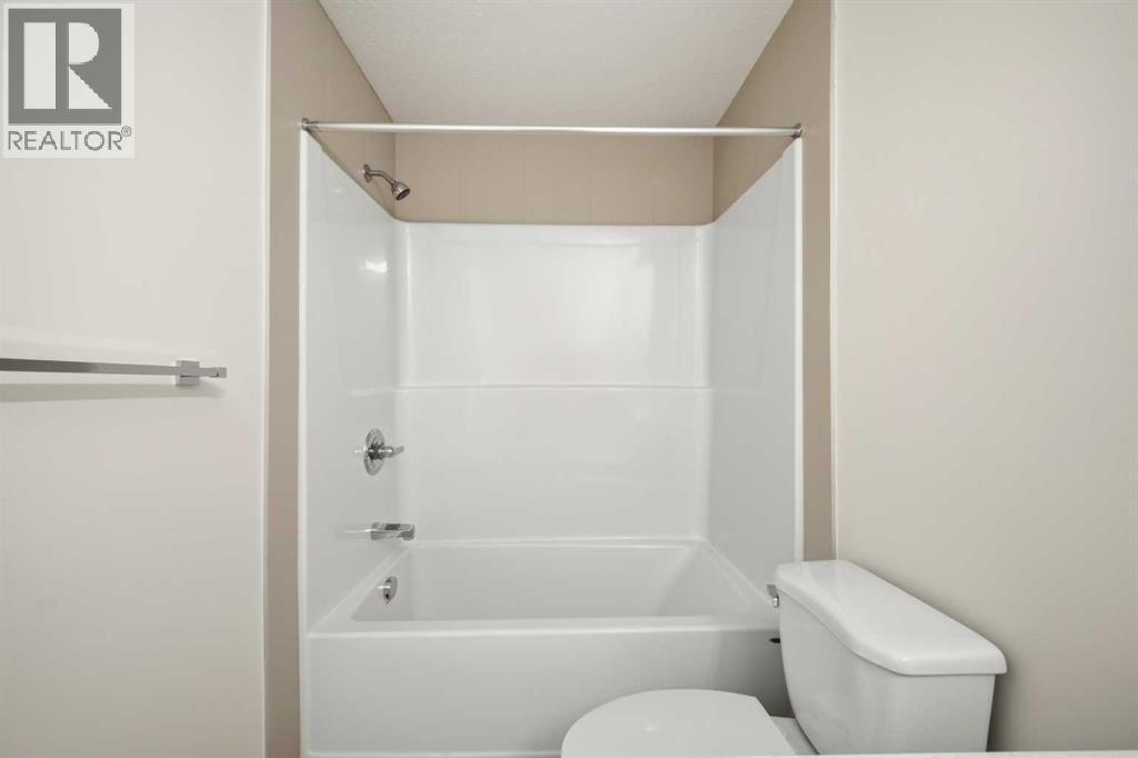 2221, 15 Skyview Point Crescent Ne, Calgary, AB - Indoor Photo Showing Bathroom