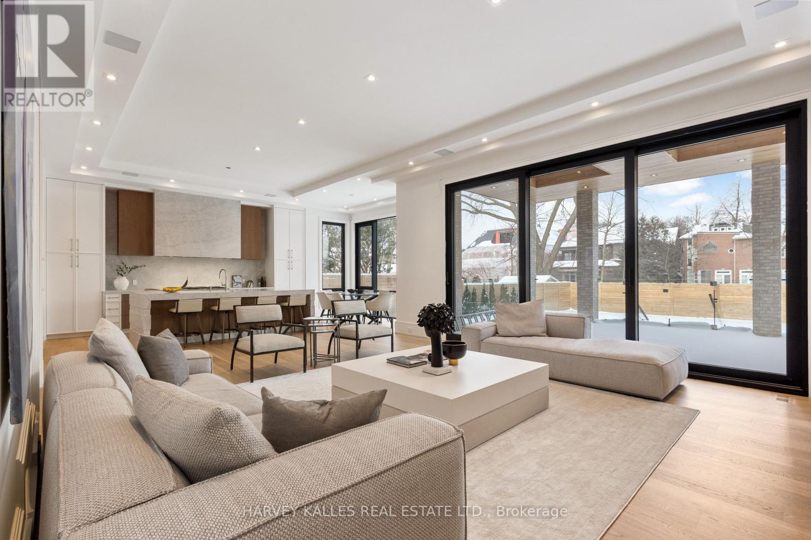 370 Glengrove Avenue W, Toronto, ON - Indoor Photo Showing Living Room