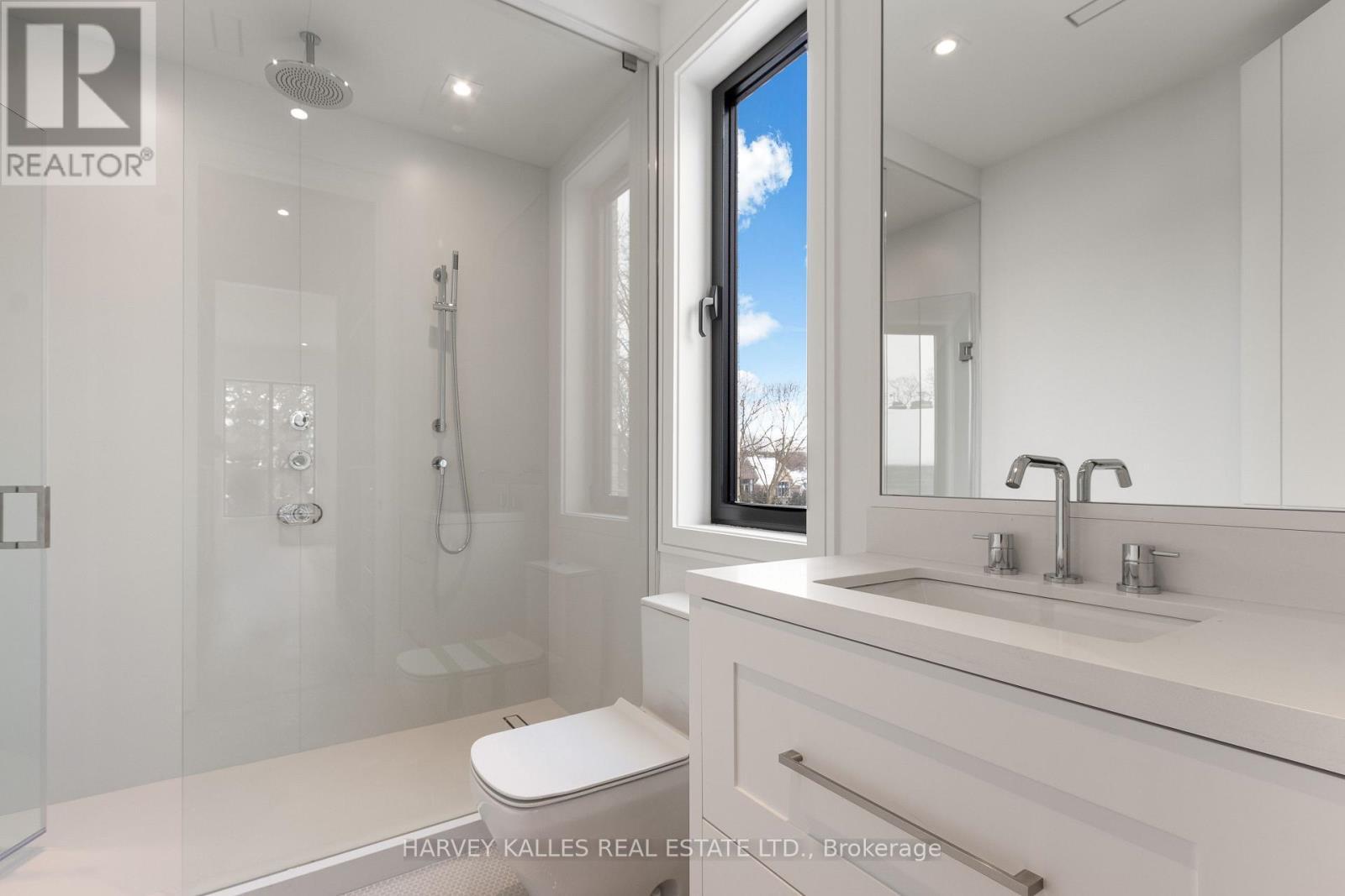 370 Glengrove Avenue W, Toronto, ON - Indoor Photo Showing Bathroom