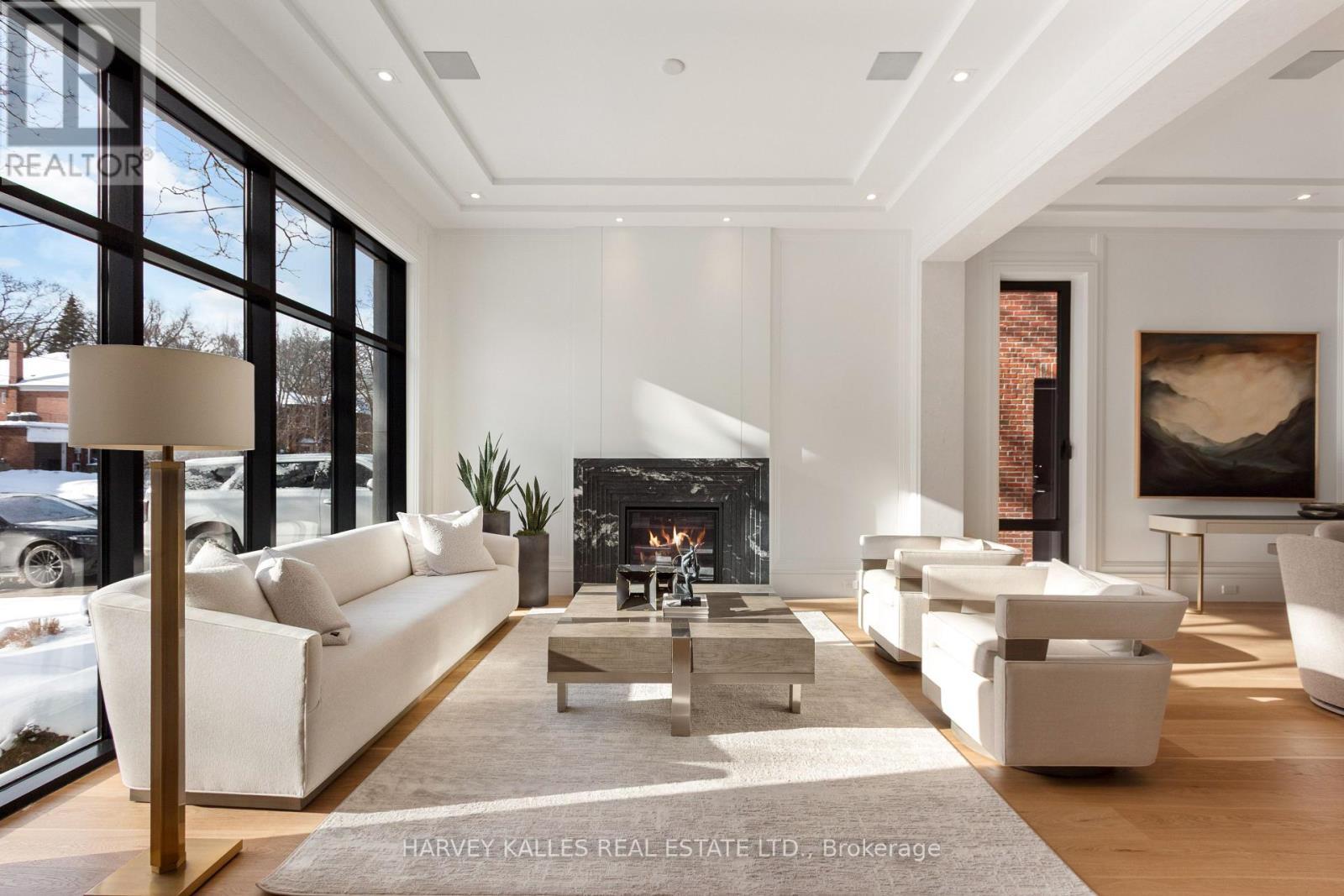 370 Glengrove Avenue W, Toronto, ON - Indoor Photo Showing Living Room