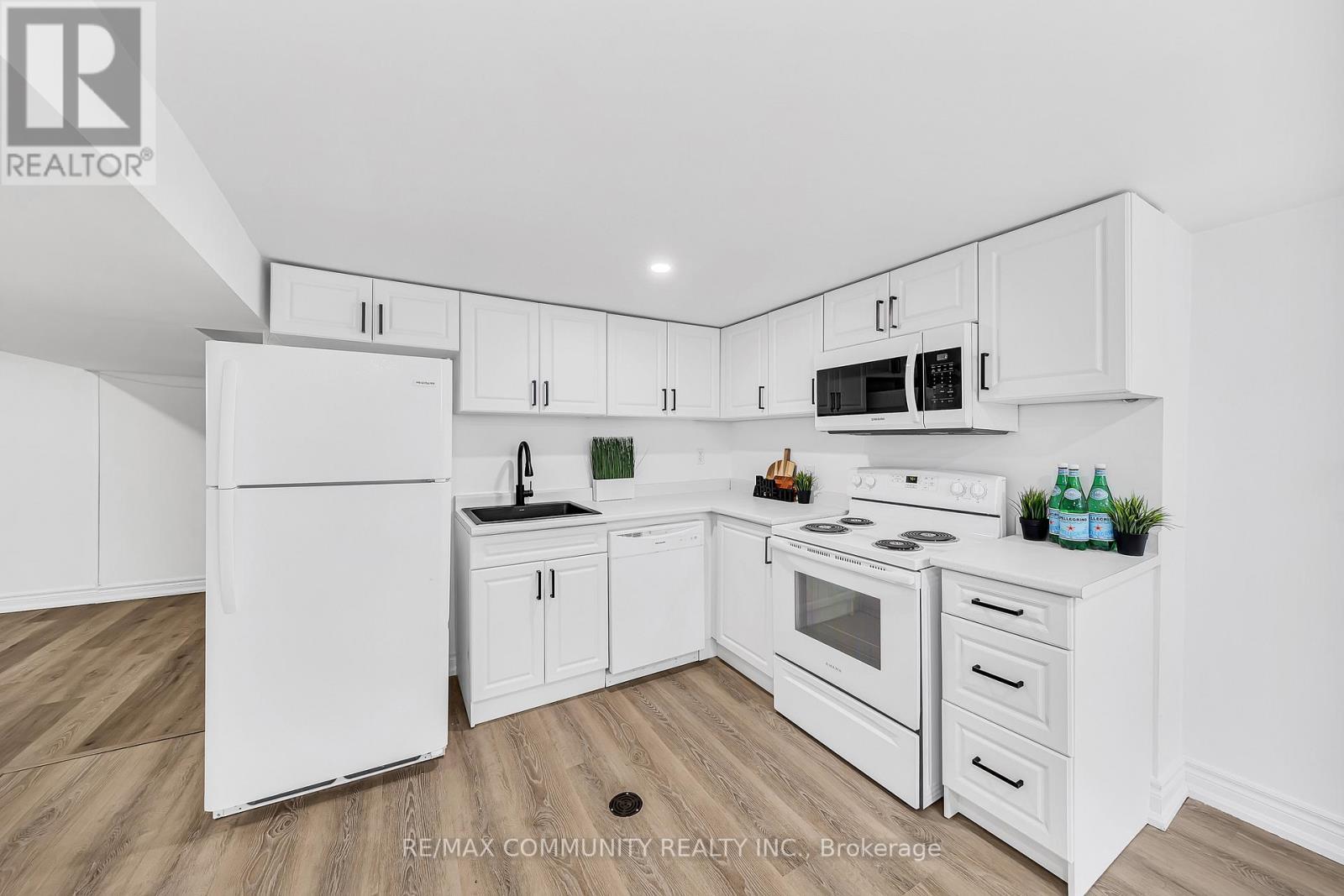 733 Lublin Avenue, Pickering, ON - Indoor Photo Showing Kitchen