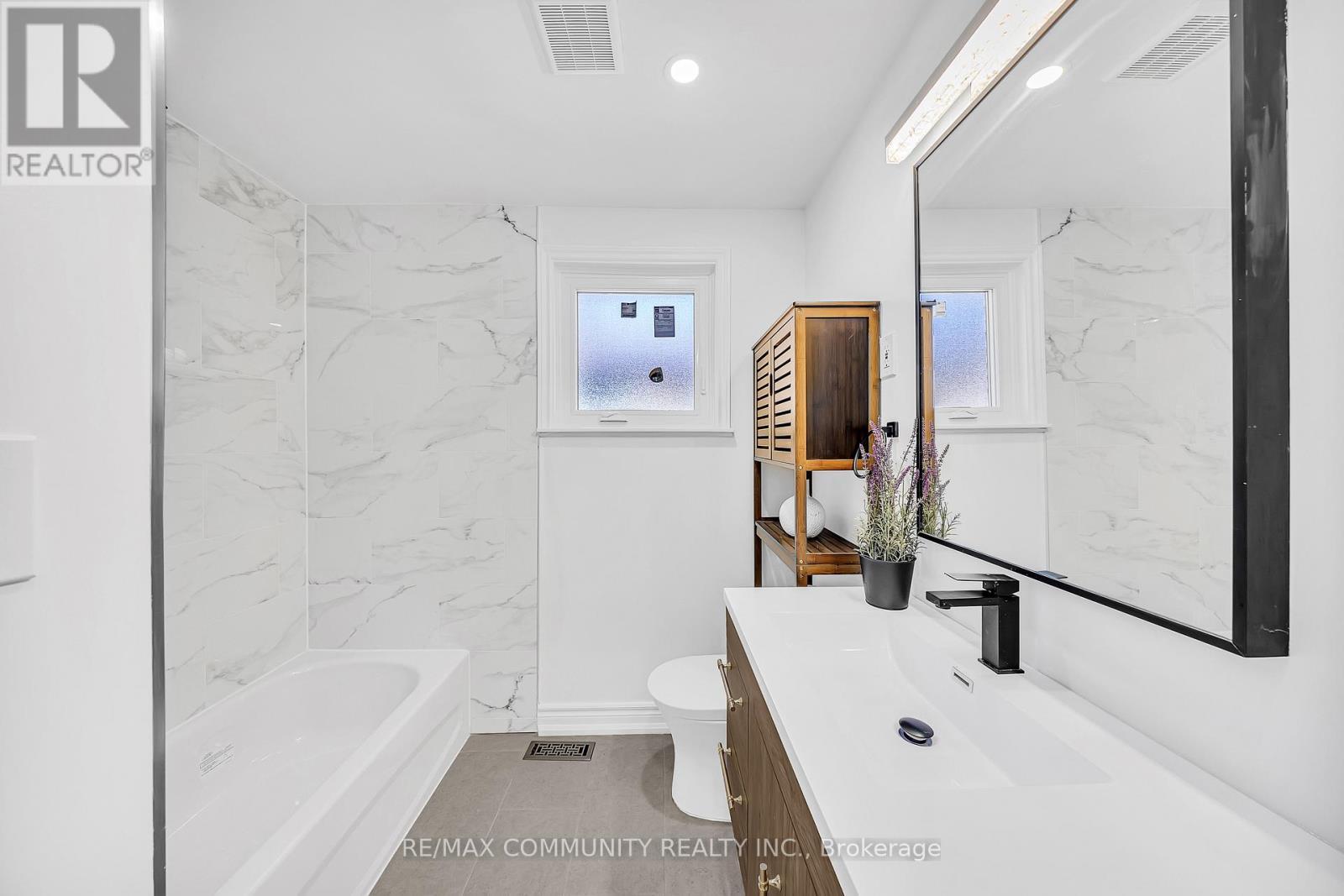 733 Lublin Avenue, Pickering, ON - Indoor Photo Showing Bathroom