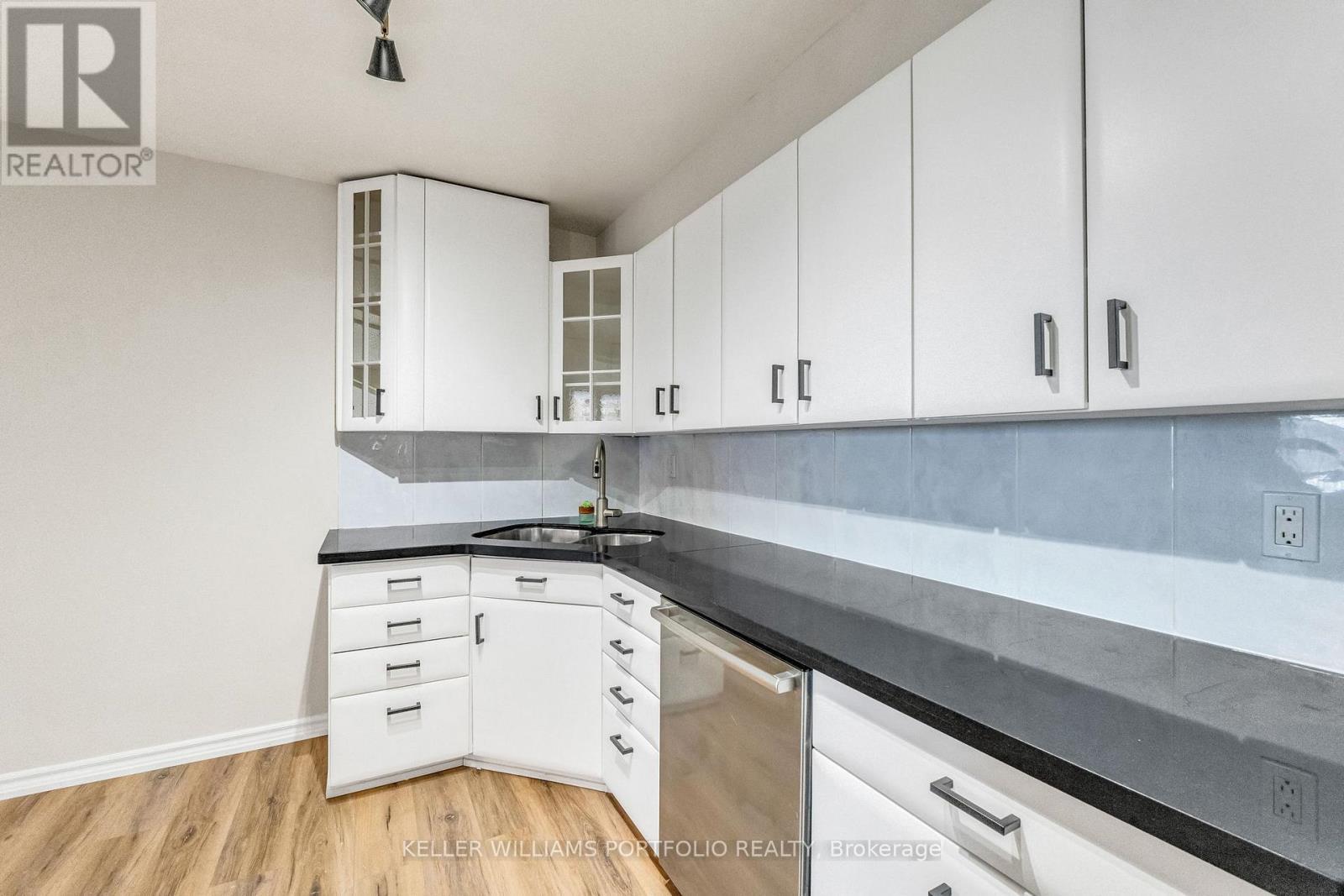 602 - 625 The West Mall, Toronto, ON - Indoor Photo Showing Kitchen