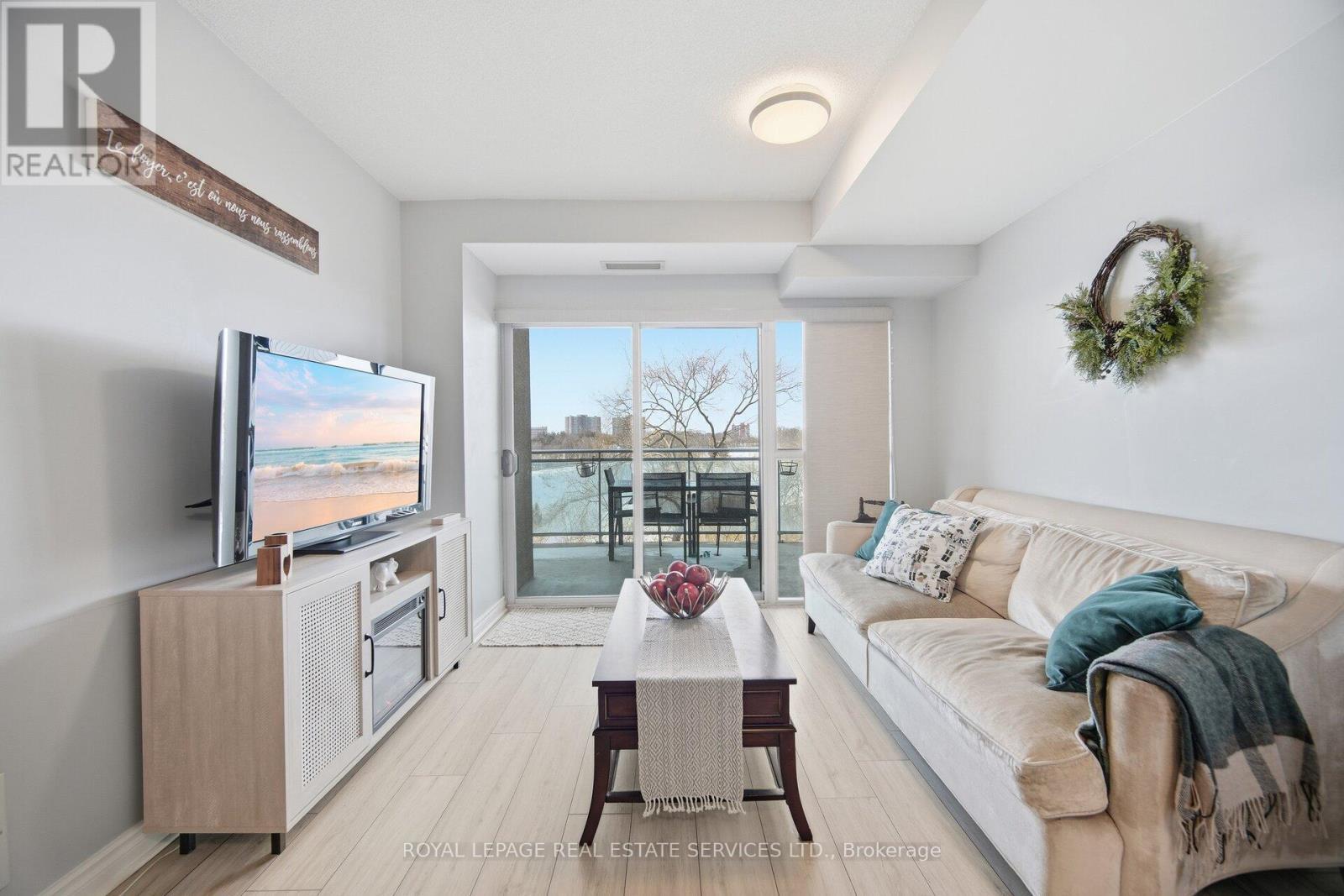 711 - 2464 Weston Road, Toronto, ON - Indoor Photo Showing Living Room