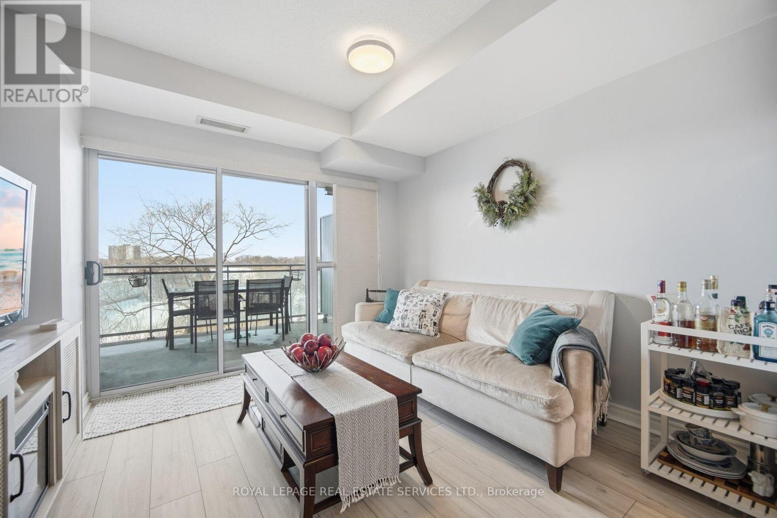 711 - 2464 Weston Road, Toronto, ON - Indoor Photo Showing Living Room
