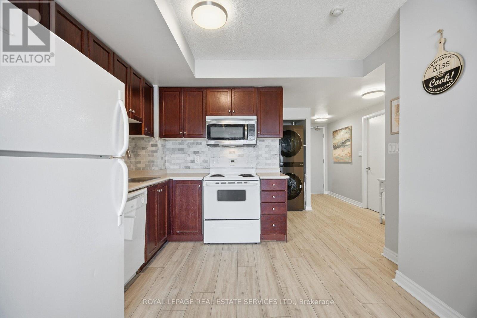 711 - 2464 Weston Road, Toronto, ON - Indoor Photo Showing Kitchen