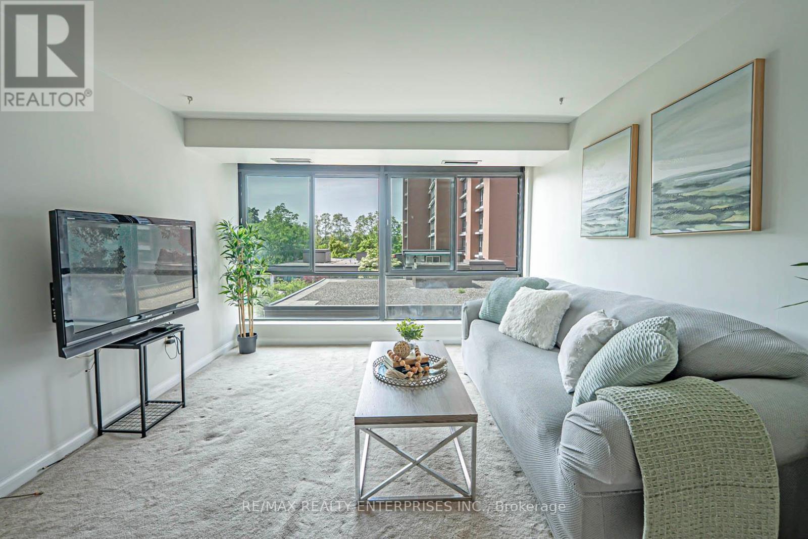 408 - 1400 Dixie Road, Mississauga, ON - Indoor Photo Showing Living Room