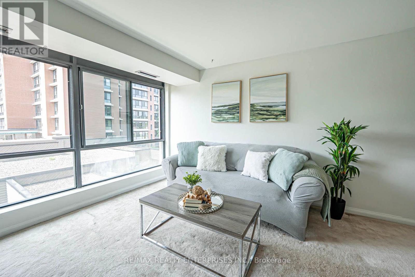 408 - 1400 Dixie Road, Mississauga, ON - Indoor Photo Showing Living Room