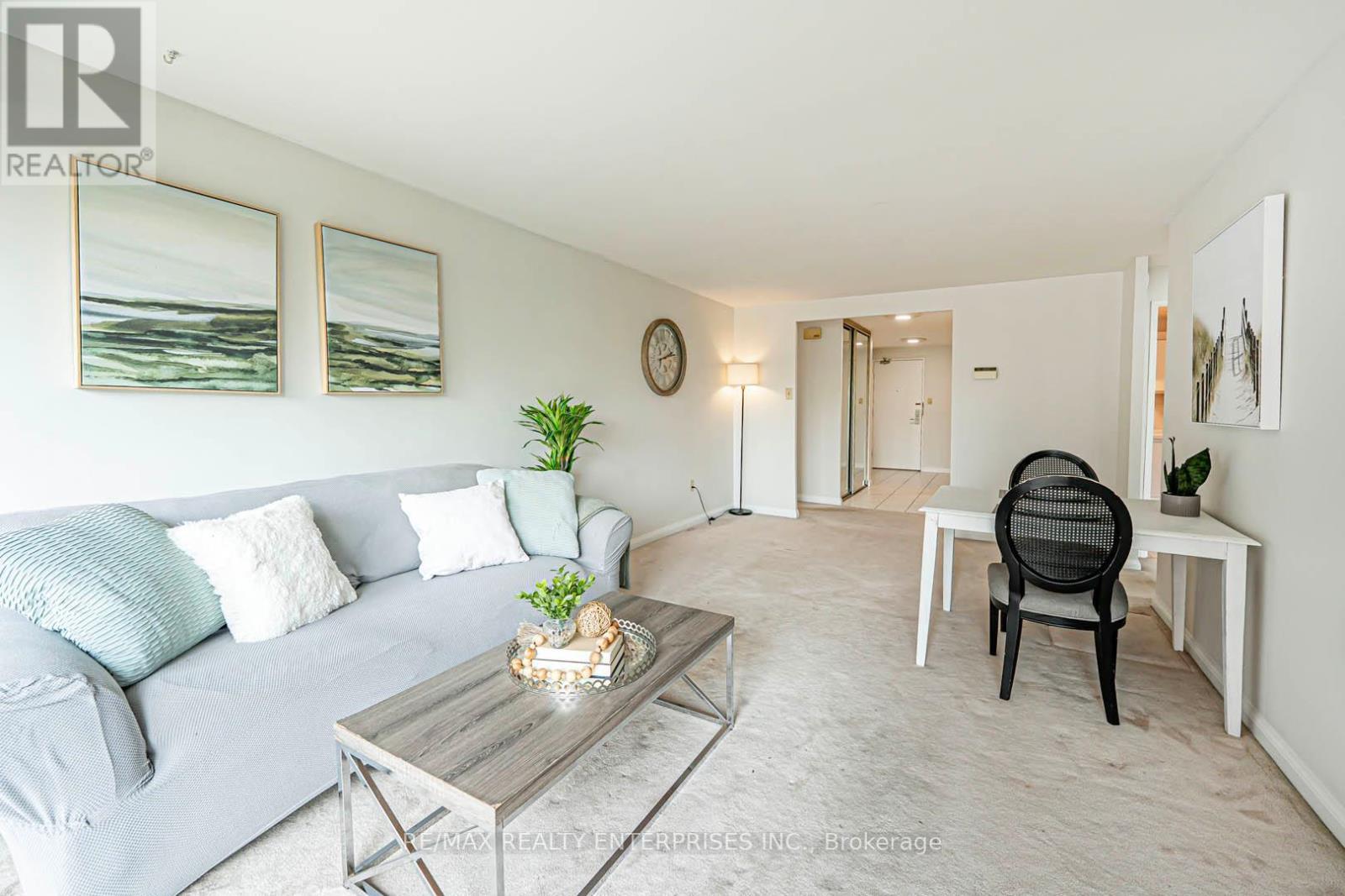 408 - 1400 Dixie Road, Mississauga, ON - Indoor Photo Showing Living Room