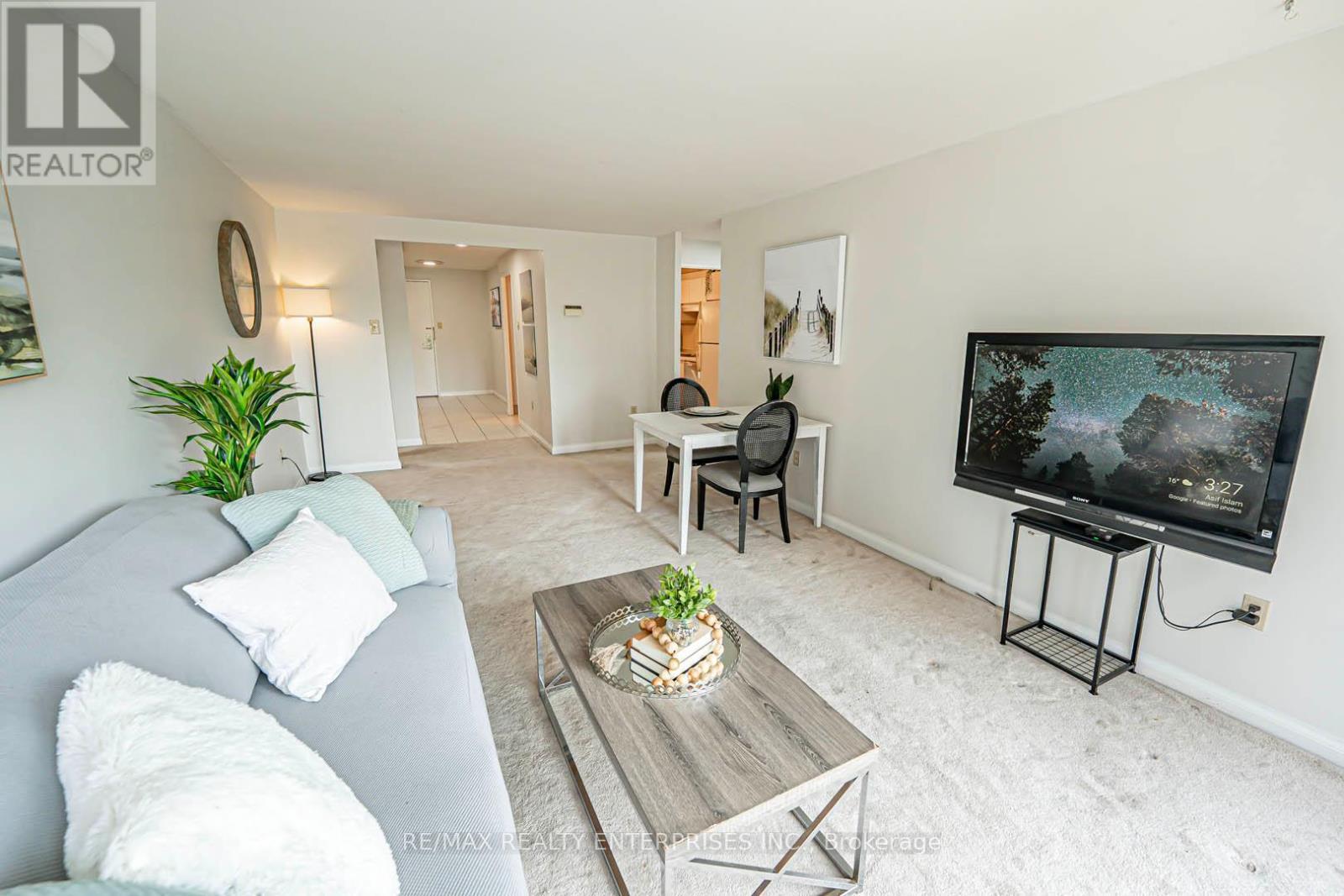 408 - 1400 Dixie Road, Mississauga, ON - Indoor Photo Showing Living Room