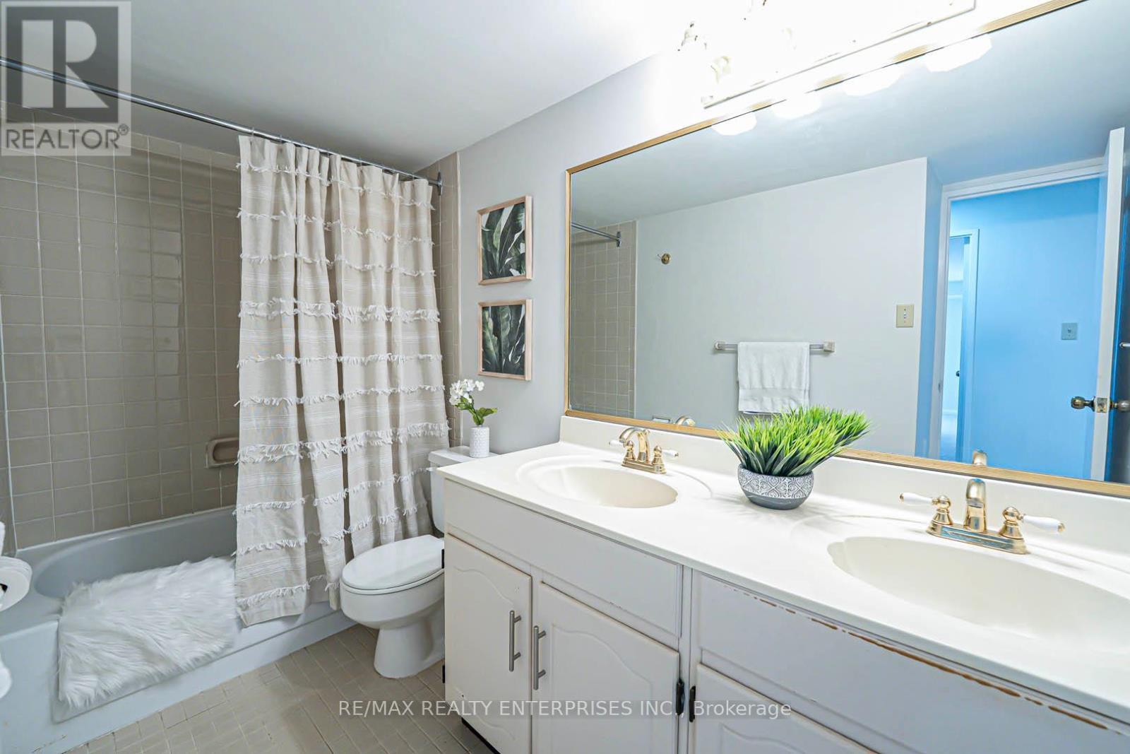 408 - 1400 Dixie Road, Mississauga, ON - Indoor Photo Showing Bathroom