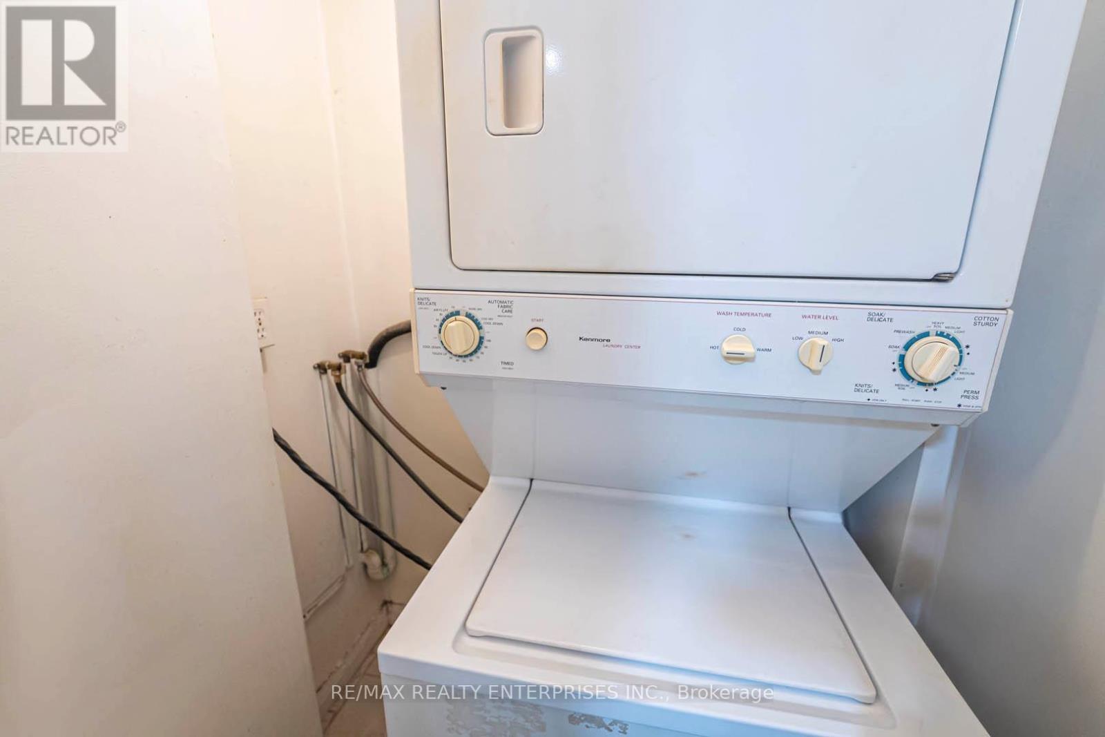 408 - 1400 Dixie Road, Mississauga, ON - Indoor Photo Showing Laundry Room