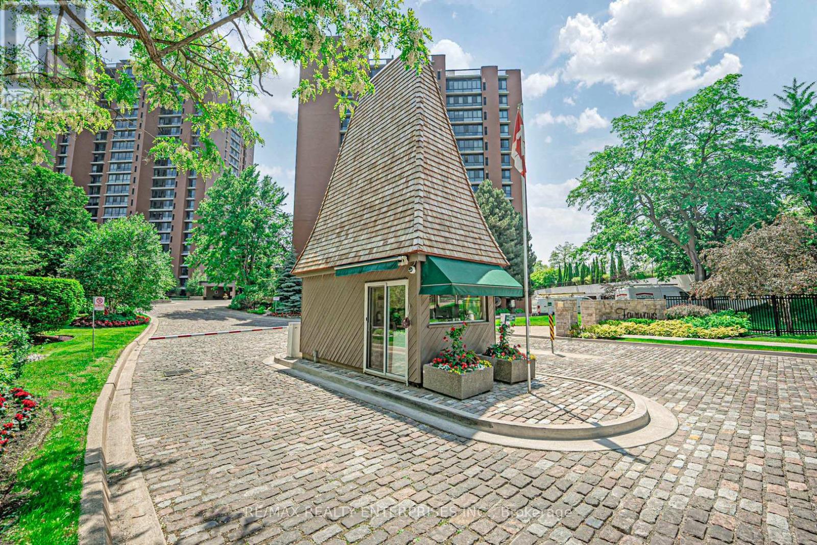 408 - 1400 Dixie Road, Mississauga, ON - Outdoor