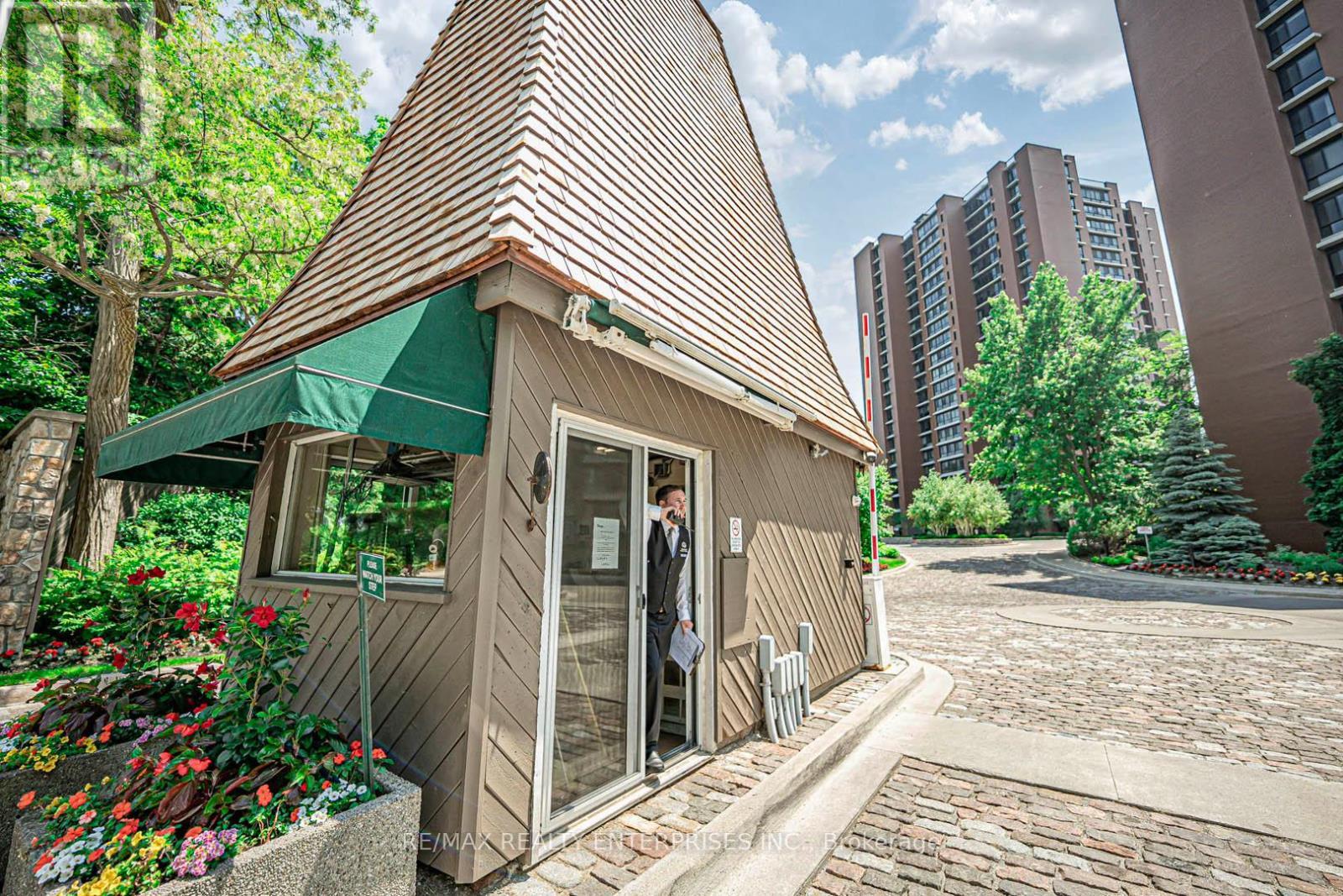 408 - 1400 Dixie Road, Mississauga, ON - Outdoor